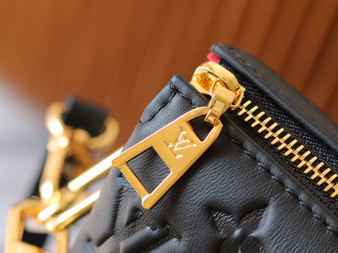 Louis Vuitton Coussin BB Lambskin Crossbody Bag - Image 6