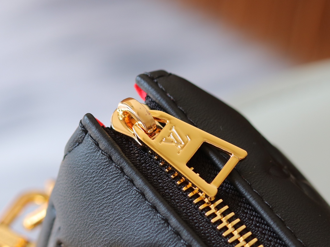 Louis Vuitton Coussin BB Lambskin Shoulder Bag - Image 6