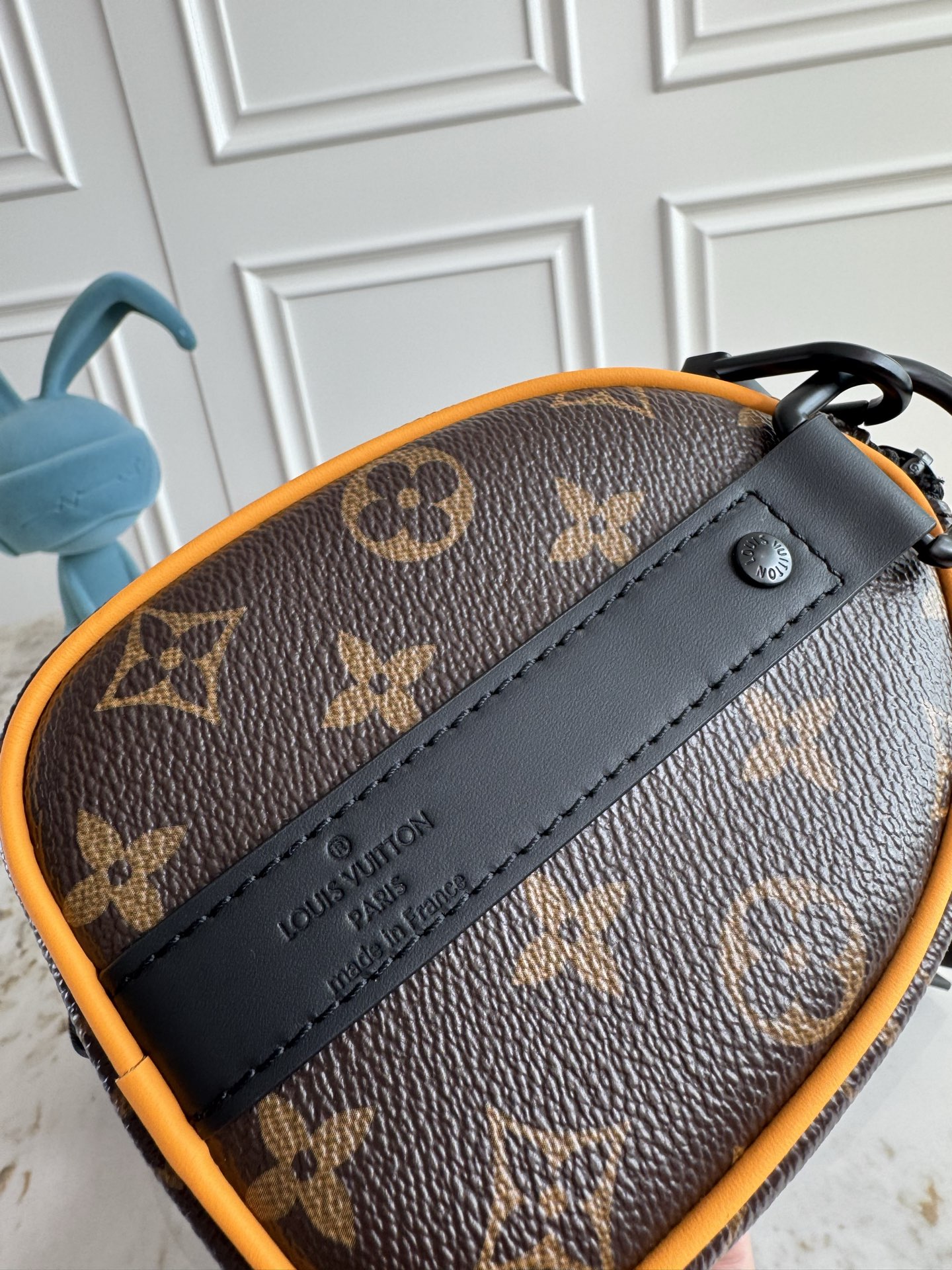 Louis Vuitton Keepall 25 Handbag in Monogram Eclipse Reverse Canvas - Image 6