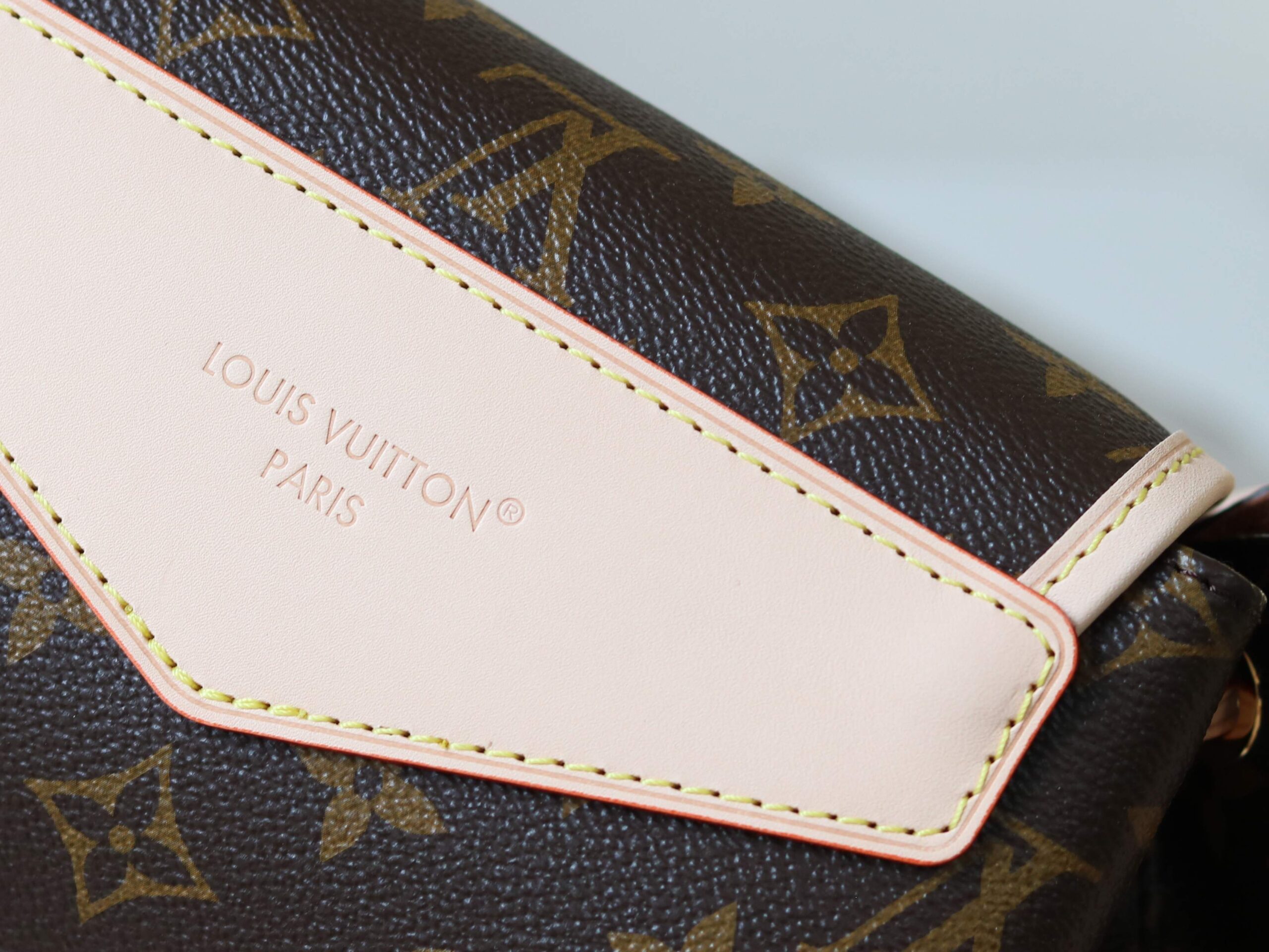 Odyssee Medium Handbag - Image 6