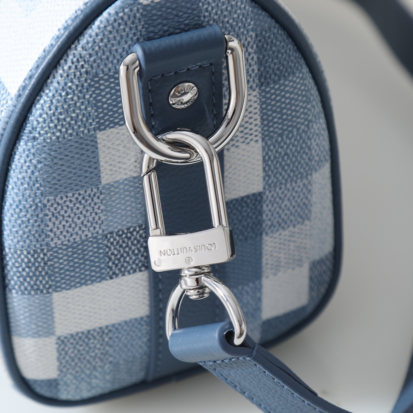 Louis Vuitton Keepall Bandoulière 25 Travel Bag - Image 6