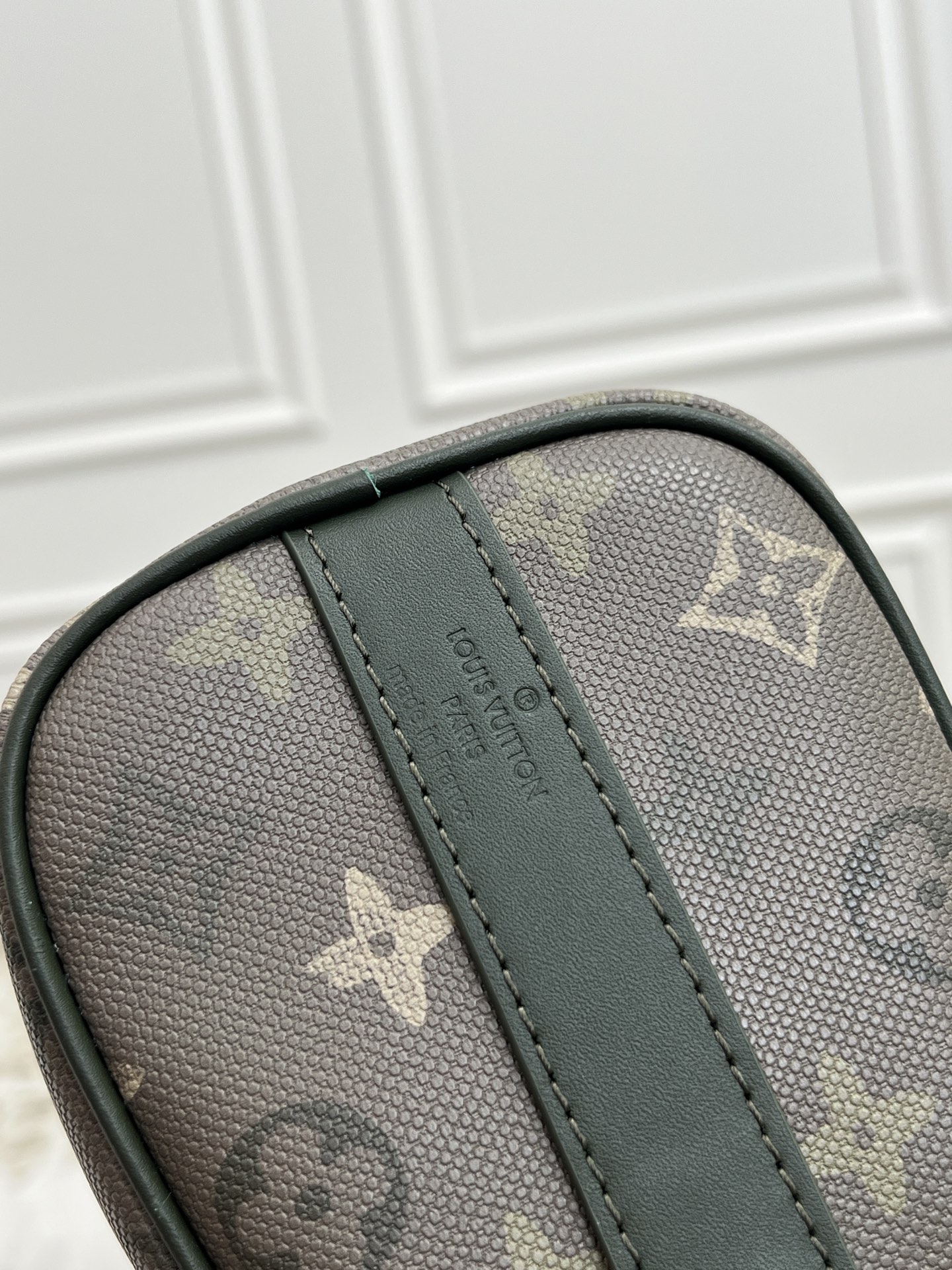 Louis Vuitton Keepall Bandoulière 25 Travel Bag in Monogram Surplus Military Green - Image 6