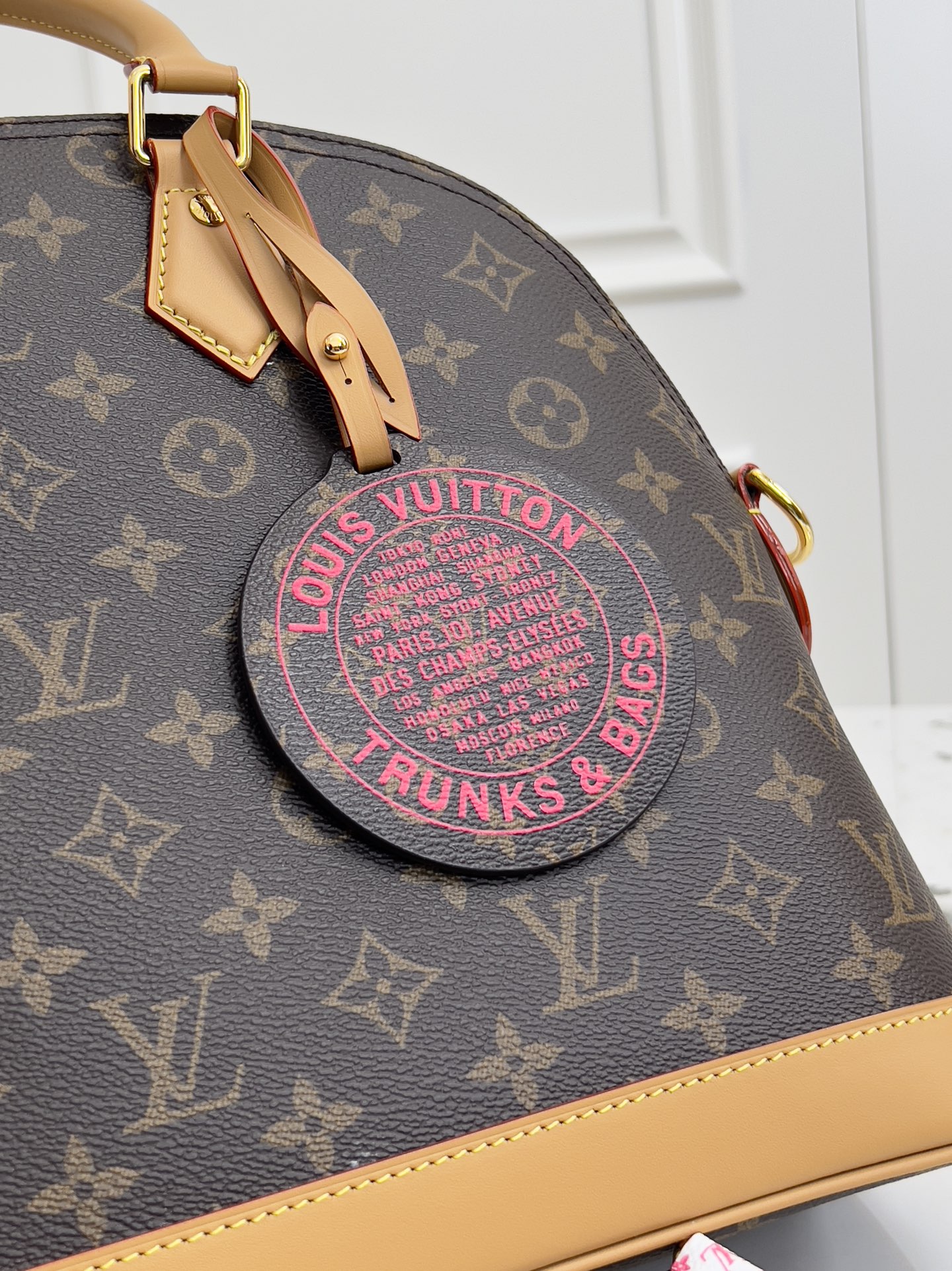 Alma Soft Medium Handbag - Image 6