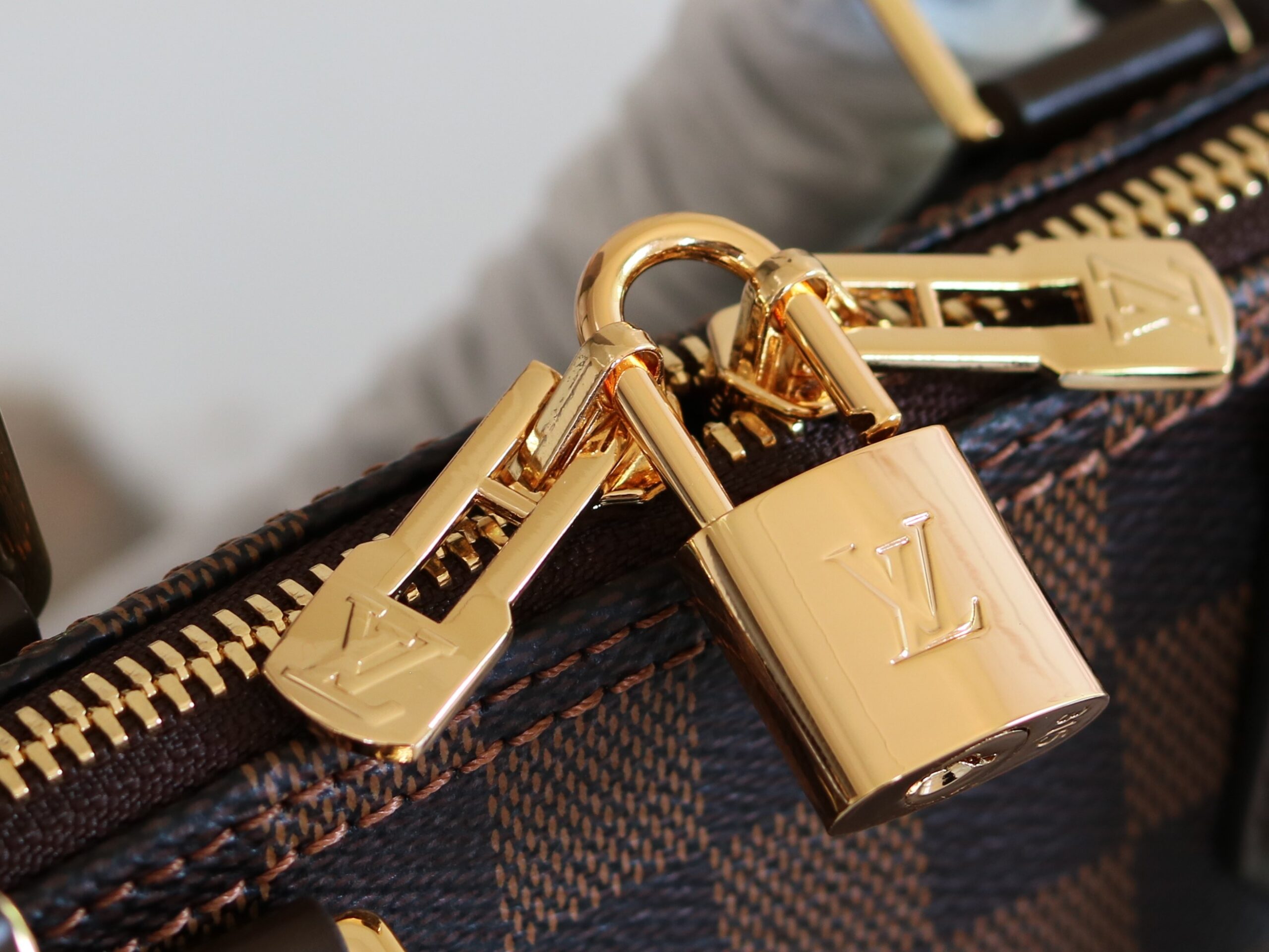 Louis Vuitton Alma Handbag in Monogram Canvas - Image 6