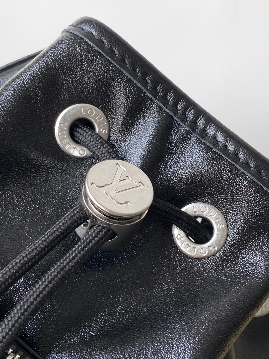 Louis Vuitton Noé Cargo Small Bucket Handbag in Black - Image 6