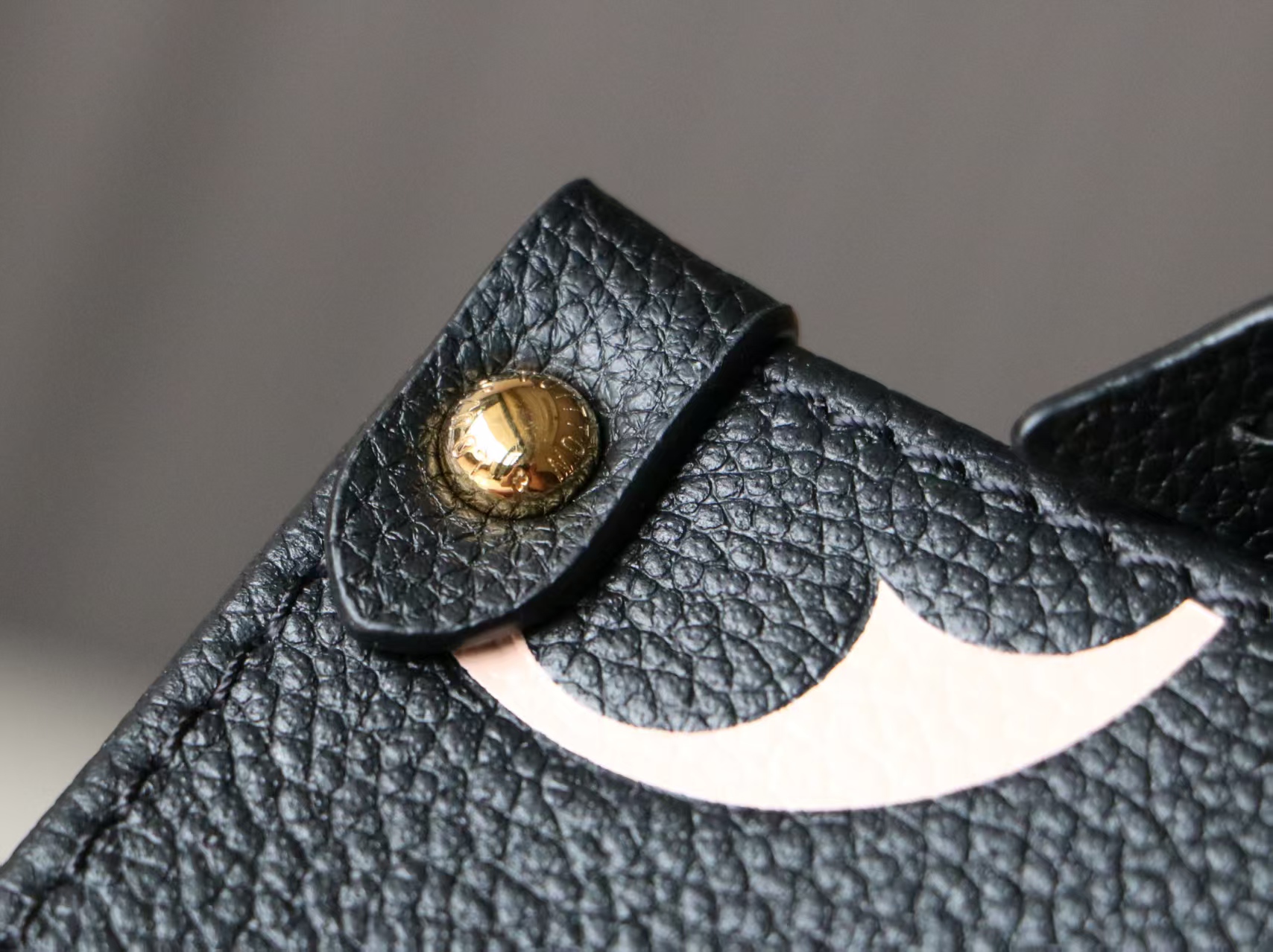 Louis Vuitton OnTheGo Tote Bag in Monogram-Embossed Cowhide Leather - Image 6