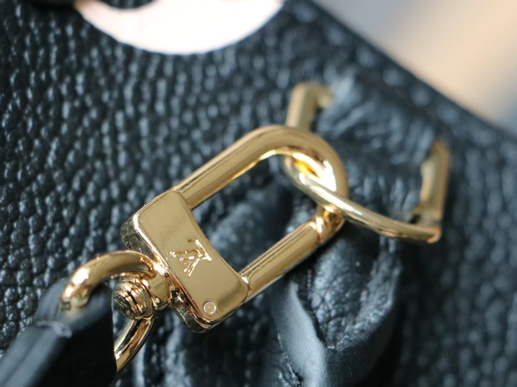 Louis Vuitton OnTheGo BB Handbag - Image 6