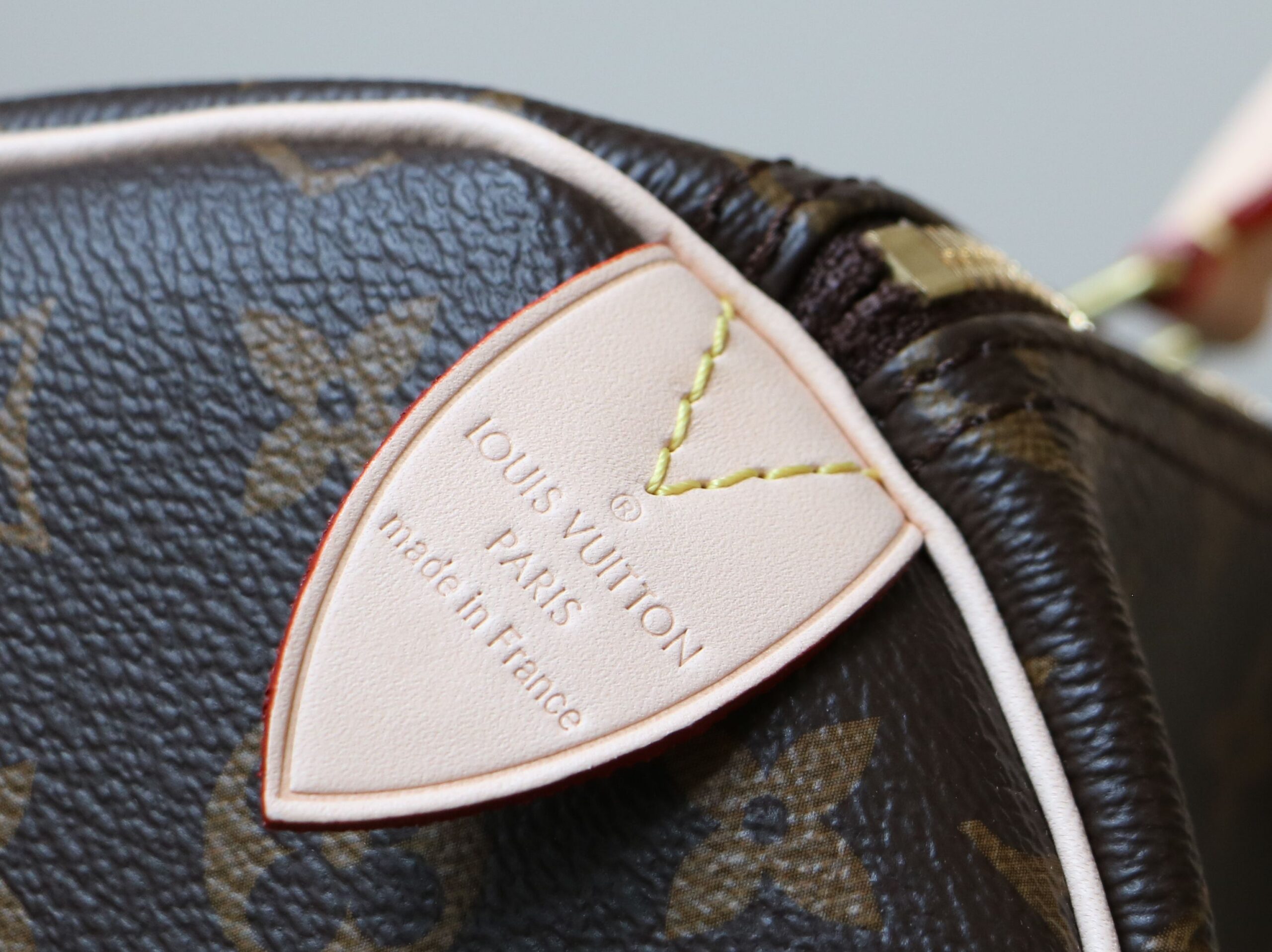 Louis Vuitton Speedy Handbag M41107 with Damier Canvas and Brass Hardware - Image 6