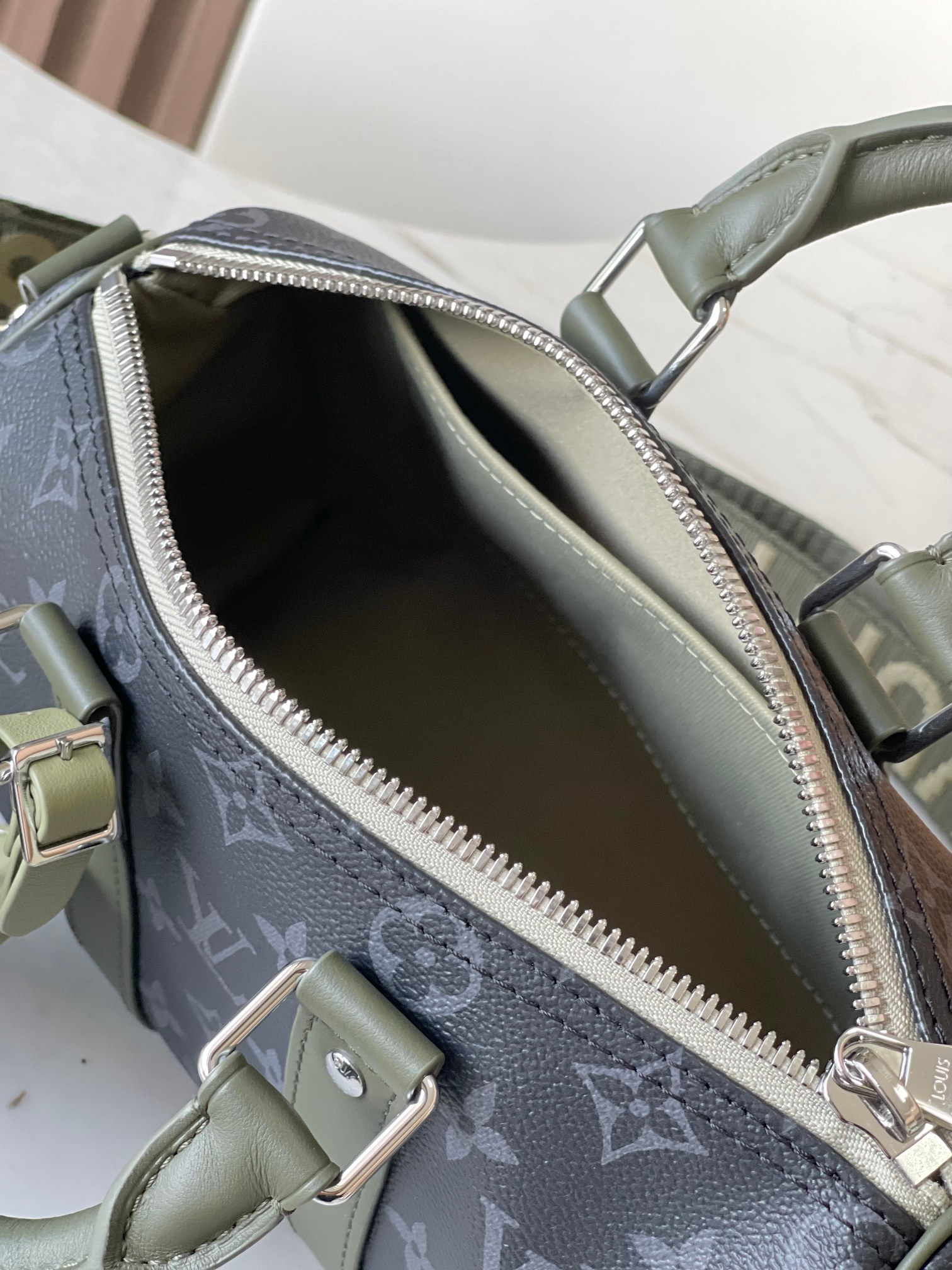Louis Vuitton Keepall Bandoulière 25 Shoulder Bag - Image 6