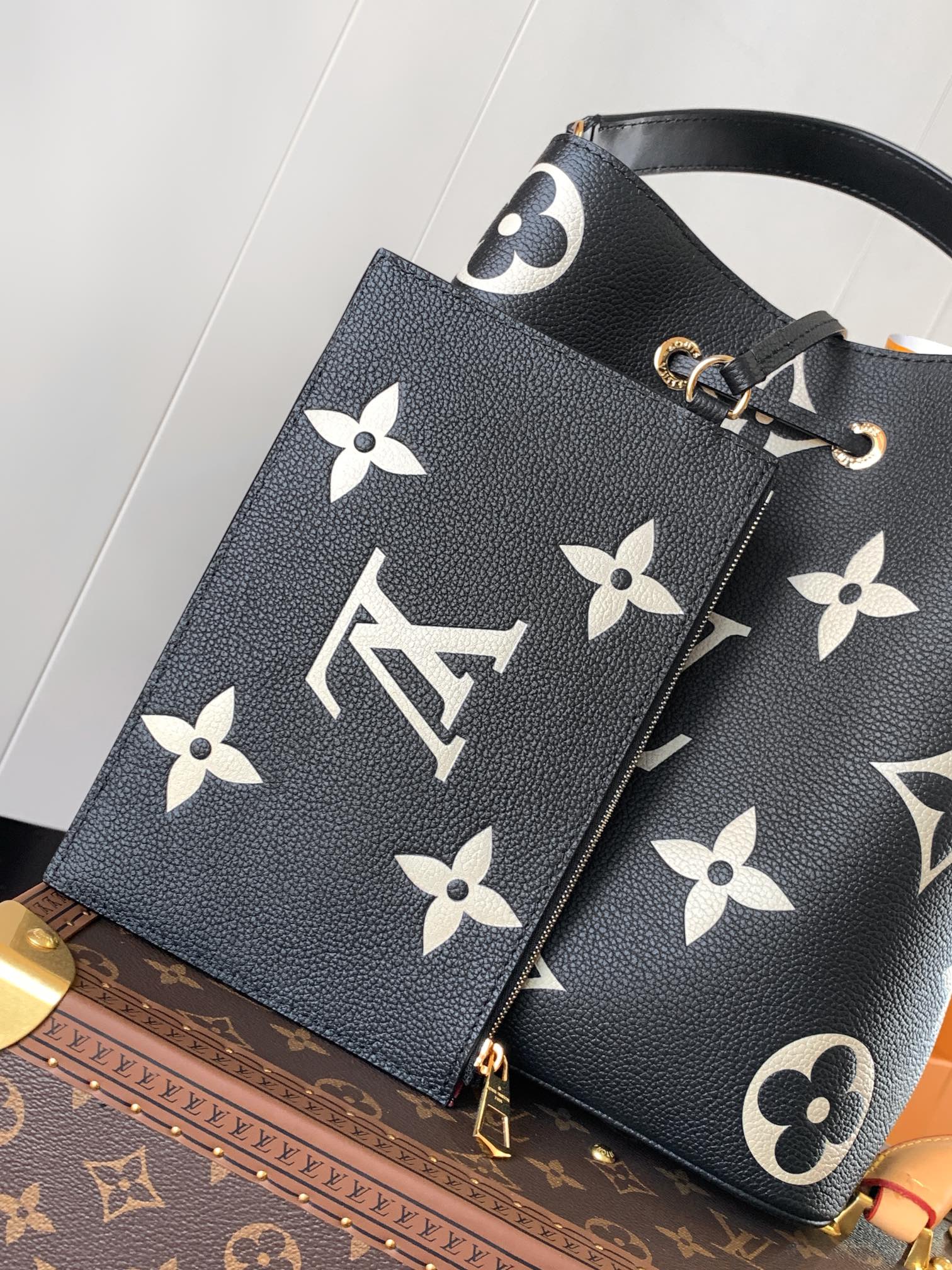 Louis Vuitton NeoNoe MM Bucket Bag in Embossed Grained Cowhide - Image 6