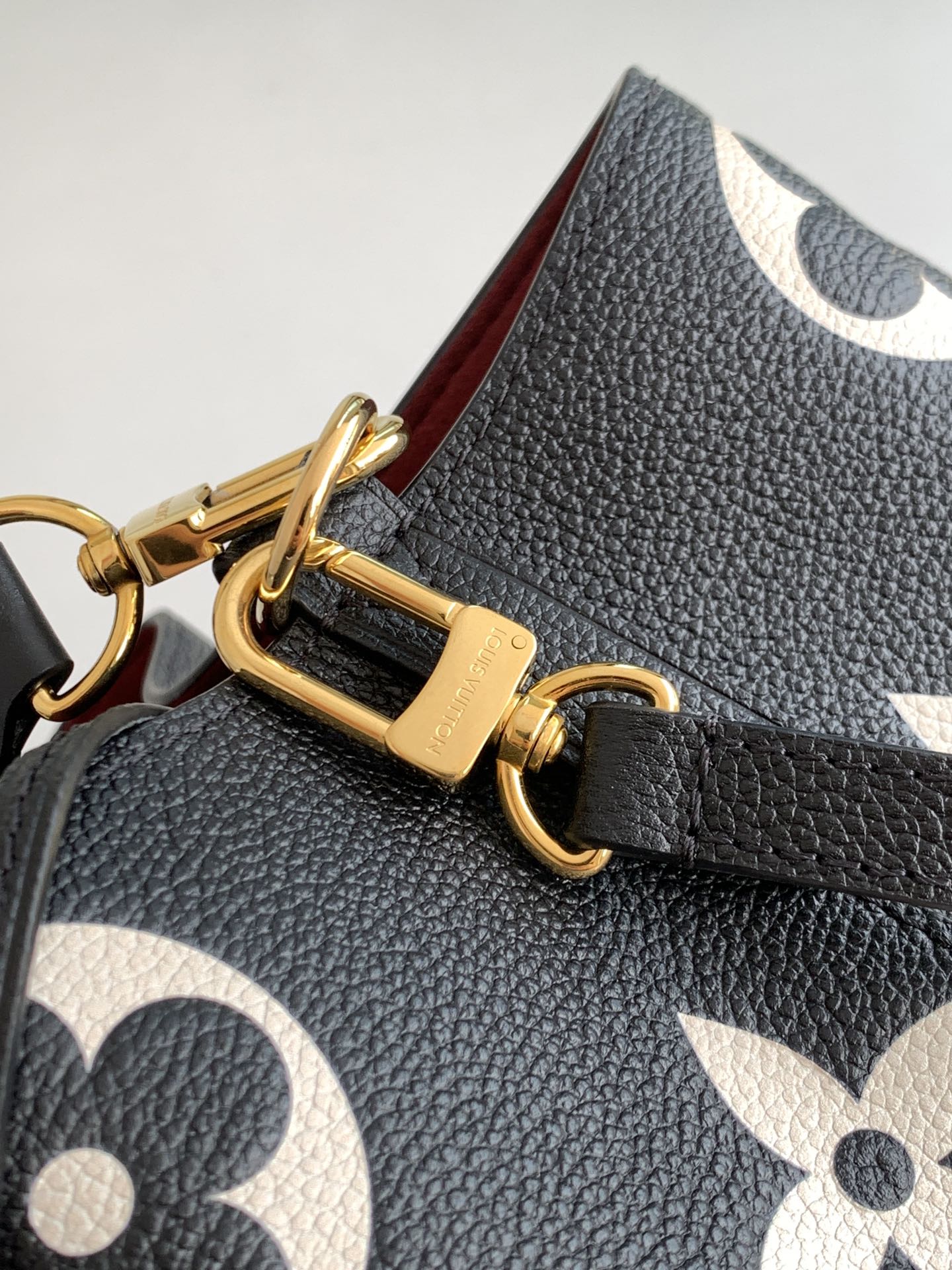 Louis Vuitton NéoNoé Medium Crossbody Bucket Bag - Image 6