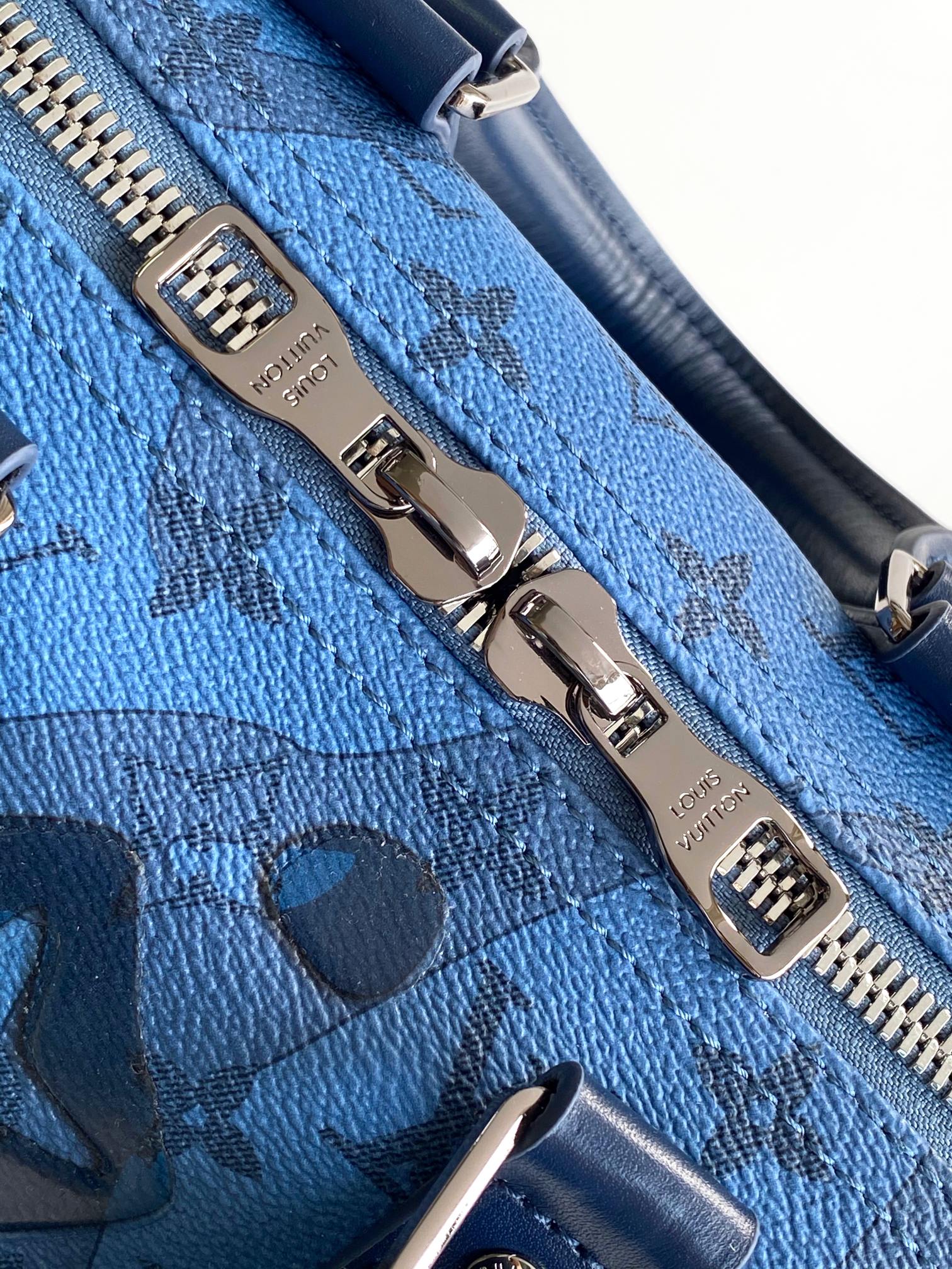 Louis Vuitton Keepall Bandoulière 35 Travel Bag in Monogram Eclipse - Image 6