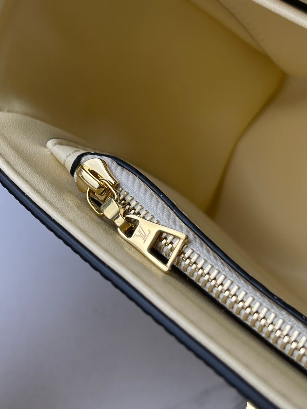 Louis Vuitton Twist Medium Handbag M22773 - Image 6