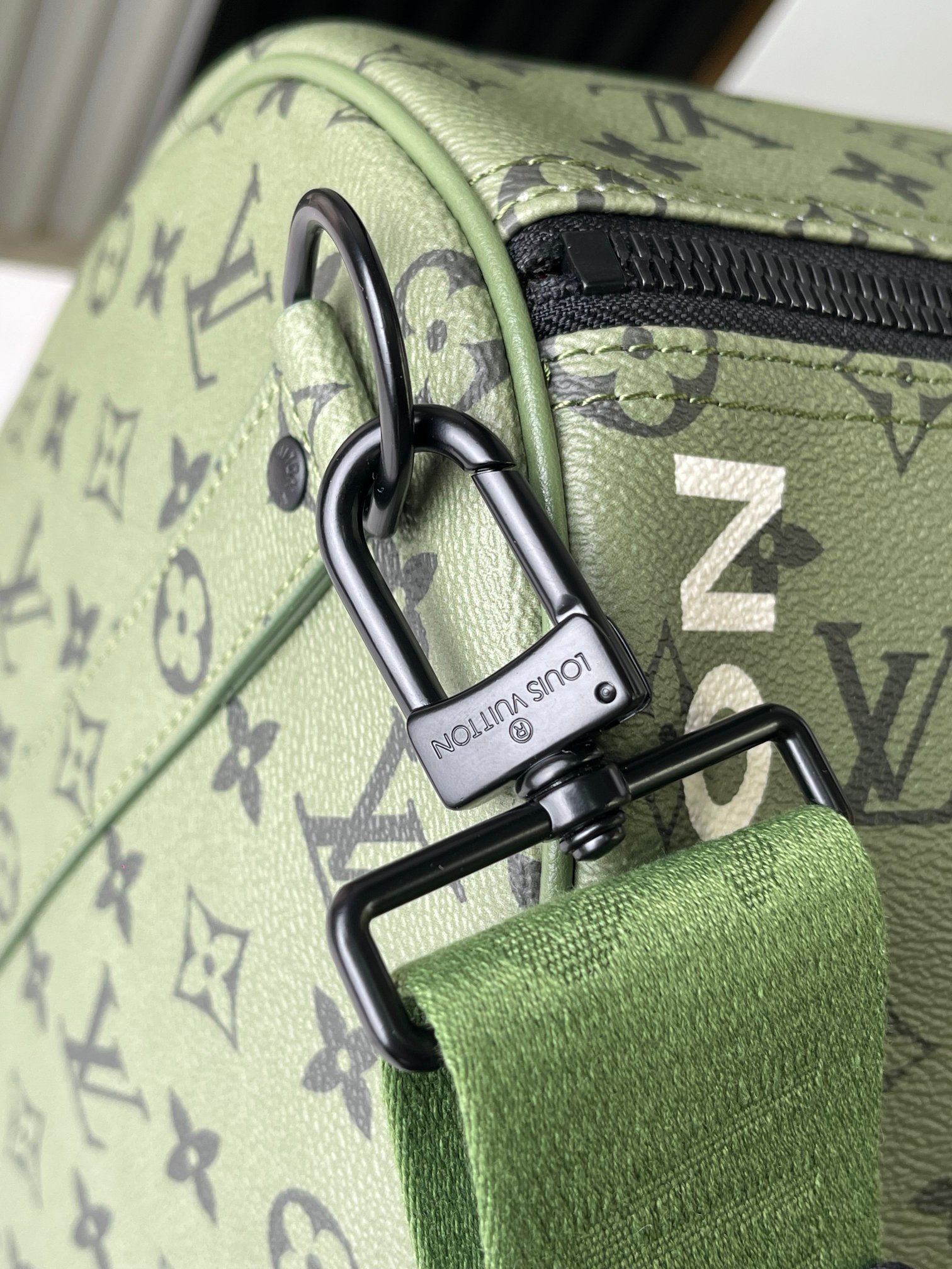 Louis Vuitton Keepall Bandoulière 55 Travel Bag in Monogram Tones - Image 6