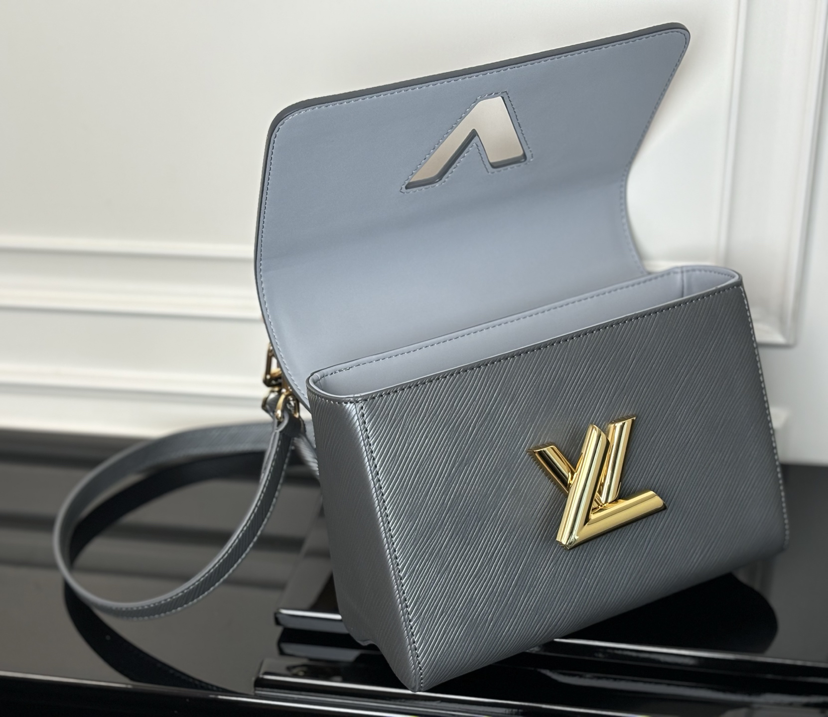 Louis Vuitton M14059 Twist MM Epi Leather Crossbody Bag - Image 6