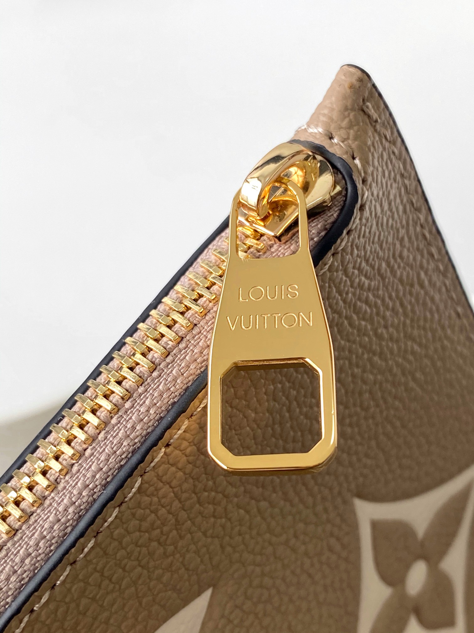 Louis Vuitton Neverfull Medium Shopping Tote with Detachable Zipped Pouch - Image 6