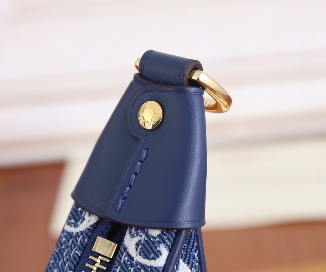 Louis Vuitton Loop Bag M81166 - Image 6