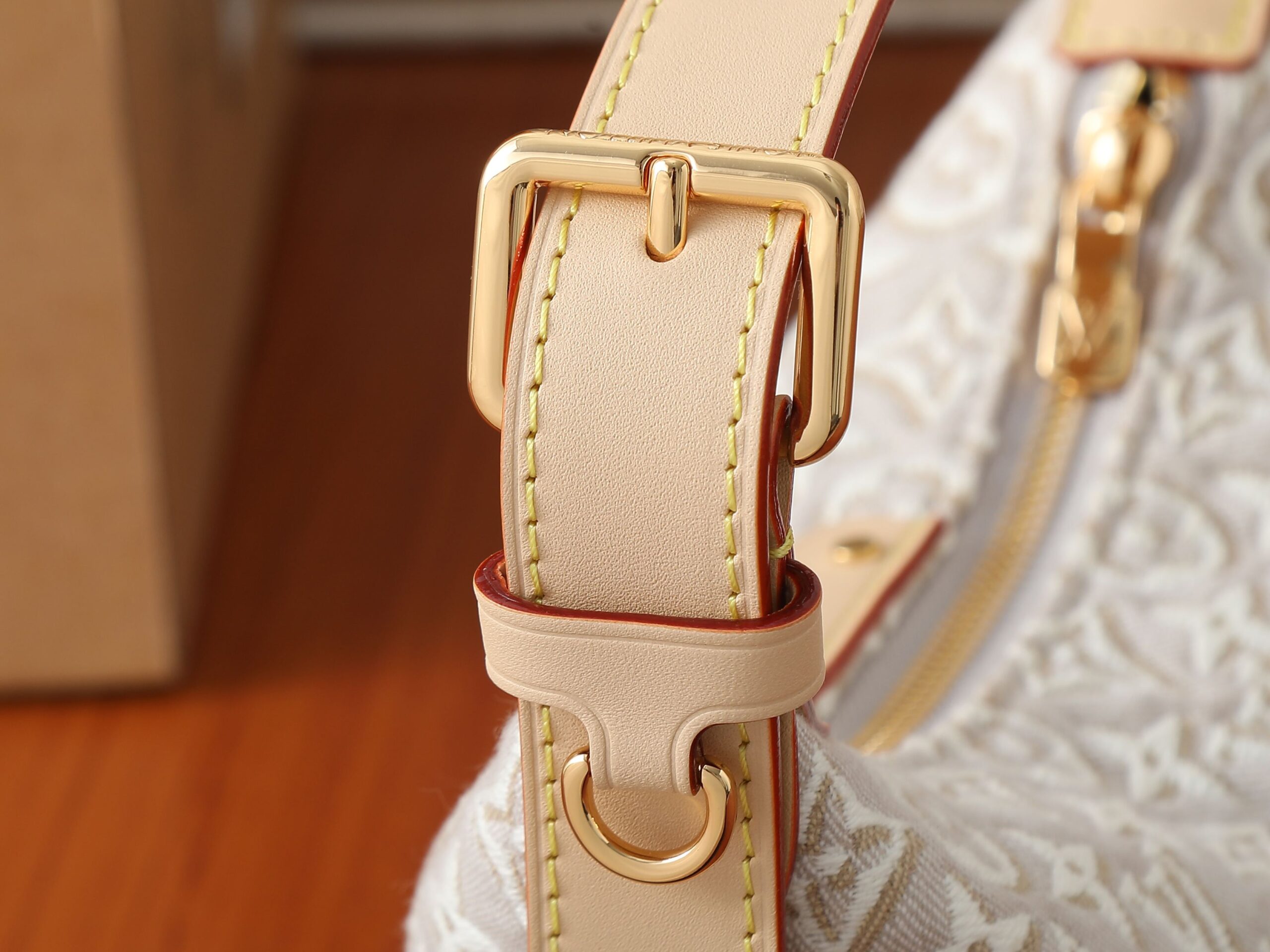 Louis Vuitton Pochette Hills Handbag with Monogram Emblème - Image 6