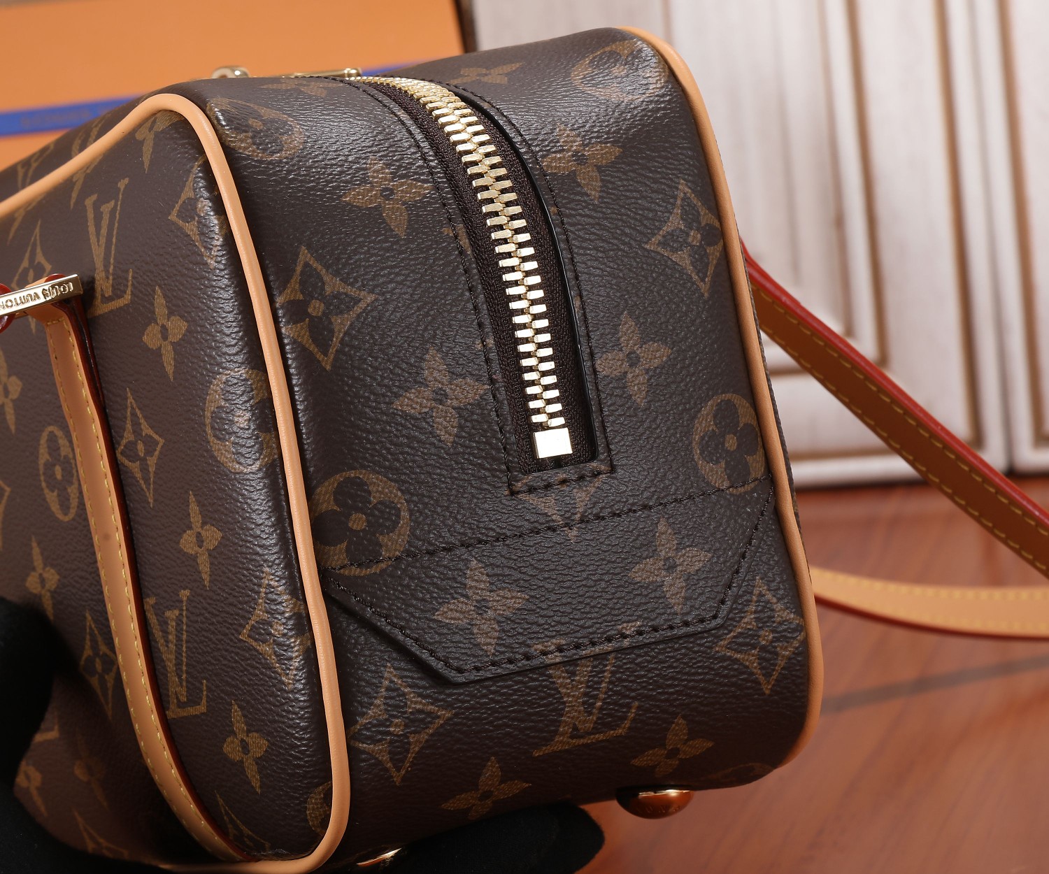 Louis Vuitton Cité Monogram Shoulder Bag M46321 - Image 6