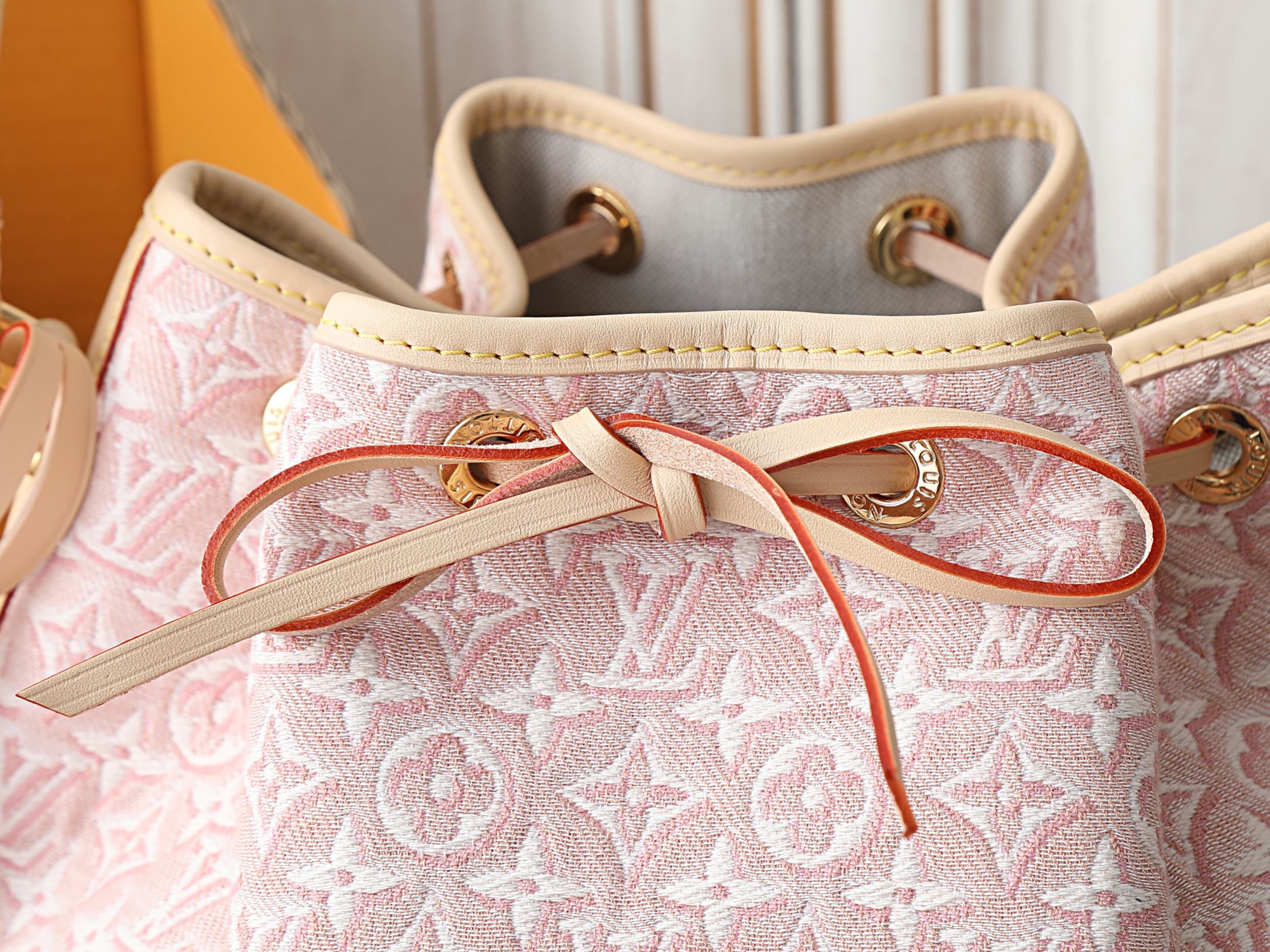 Louis Vuitton Noé Handbag in Monogram Emblème Canvas - Image 6