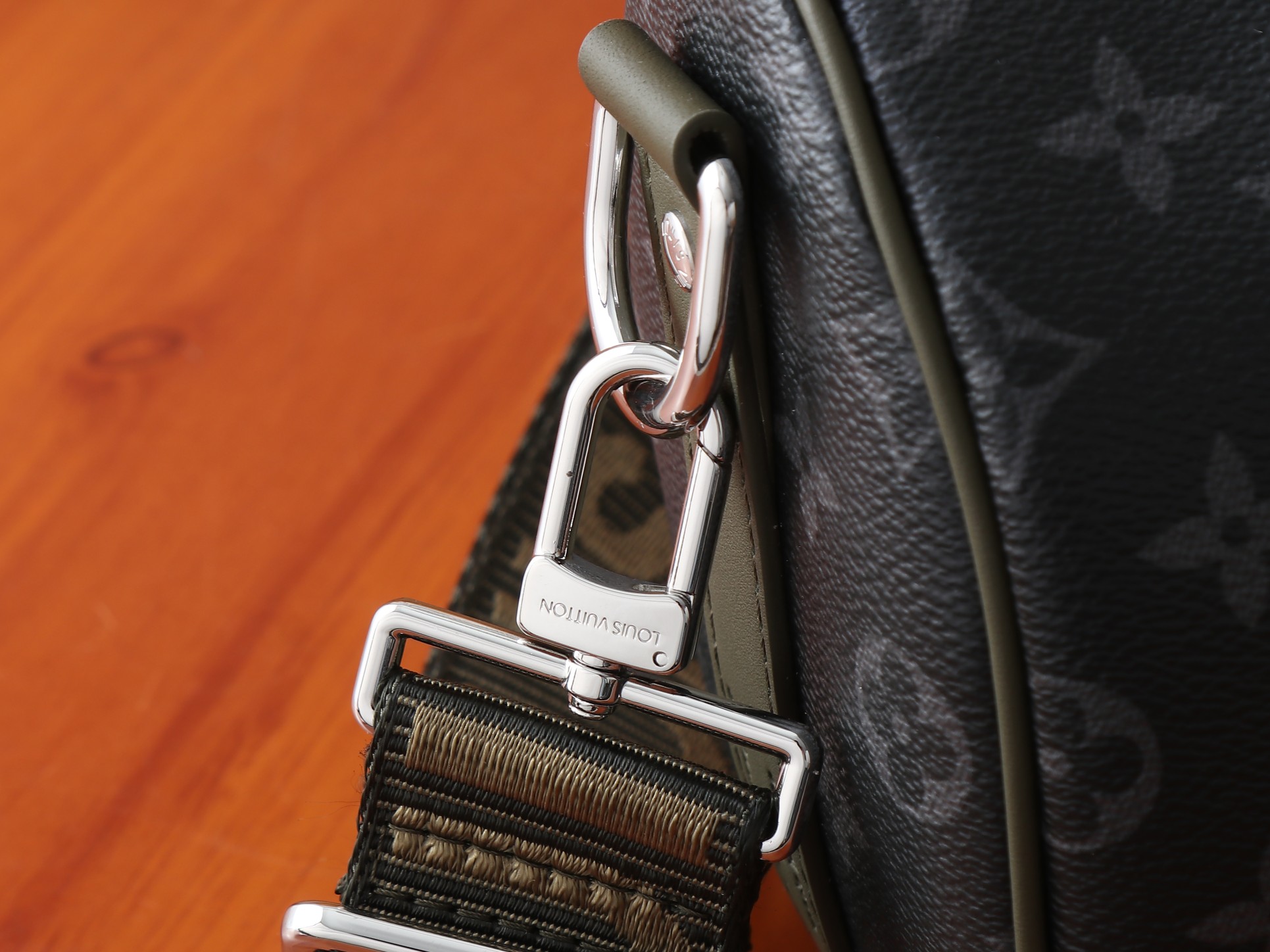 Louis Vuitton Keepall Bandoulière 25 Monogram Eclipse Travel Bag - Image 6