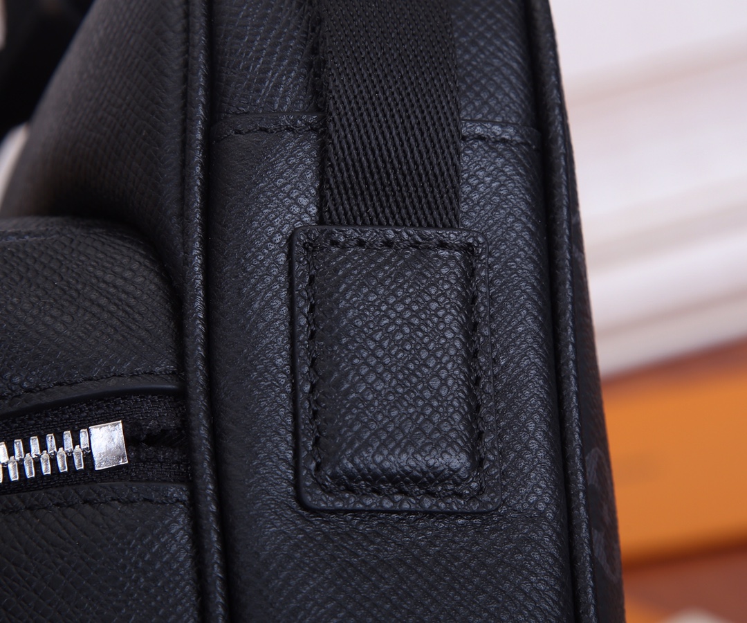 Louis Vuitton M30233 Outdoor Messenger Bag in Taiga Leather and Monogram Eclipse Canvas - Image 6
