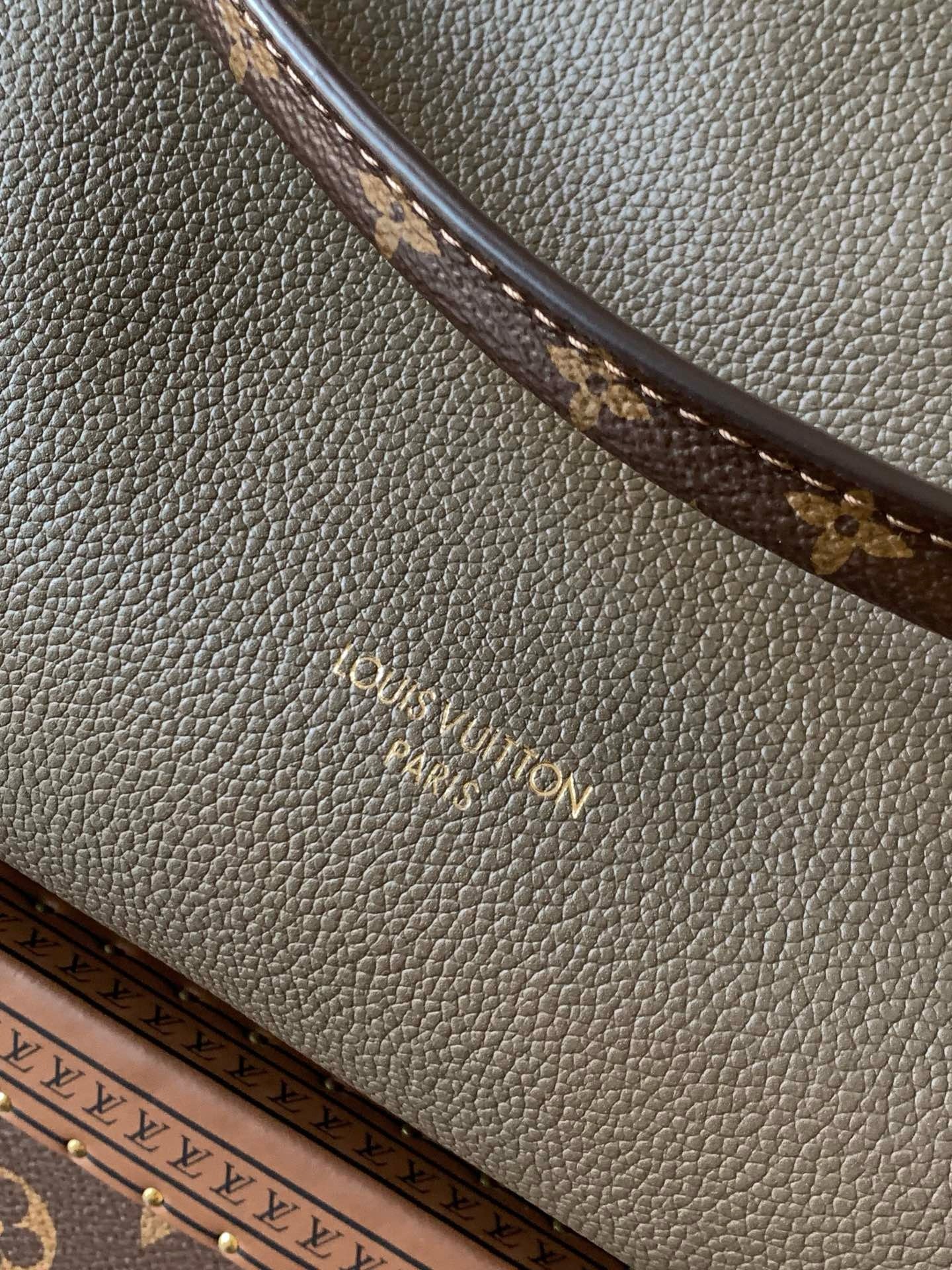 Louis Vuitton Express Small Handbag M26360 - Image 6