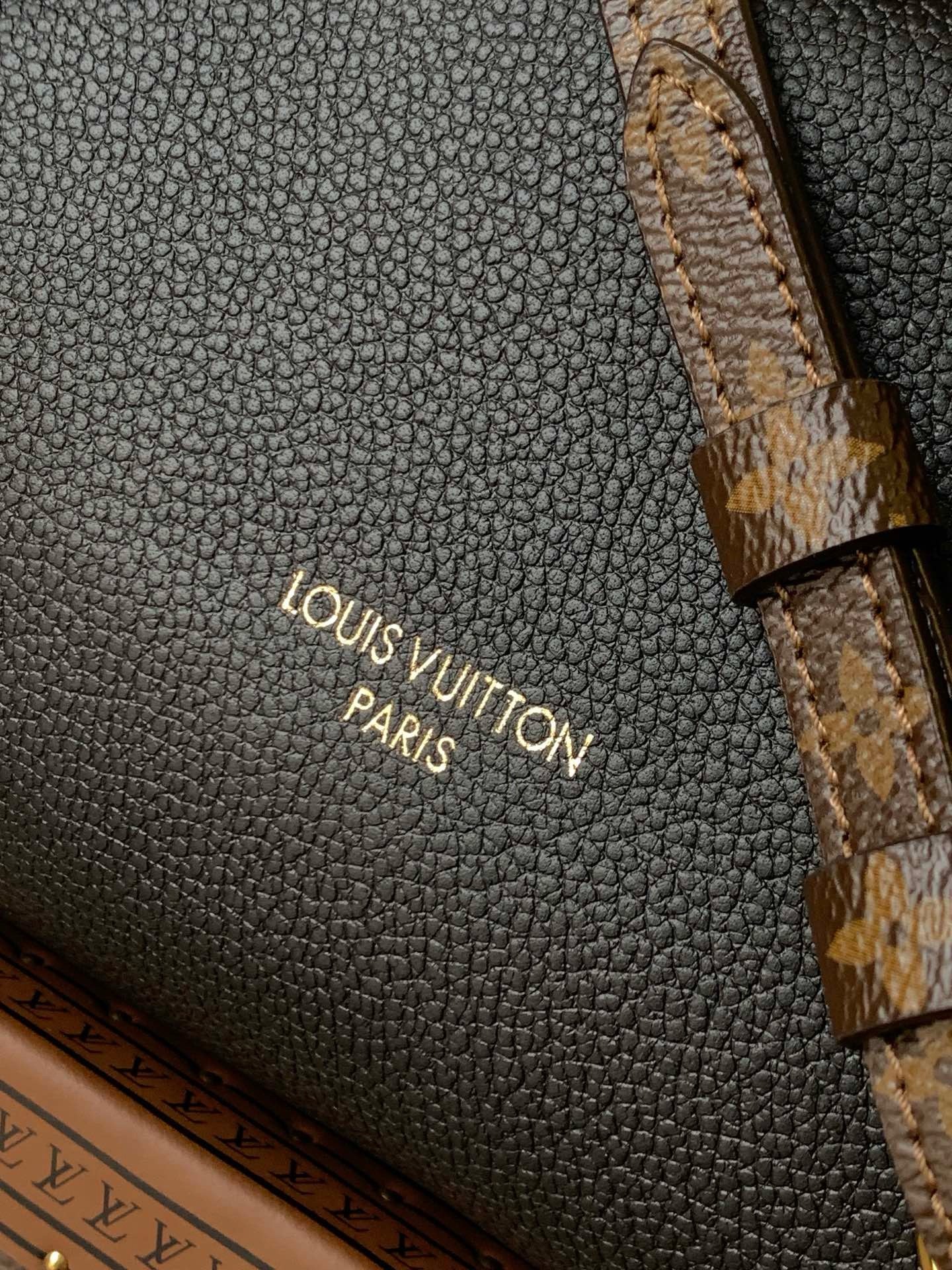 Louis Vuitton Express Small Handbag M26039 - Image 6
