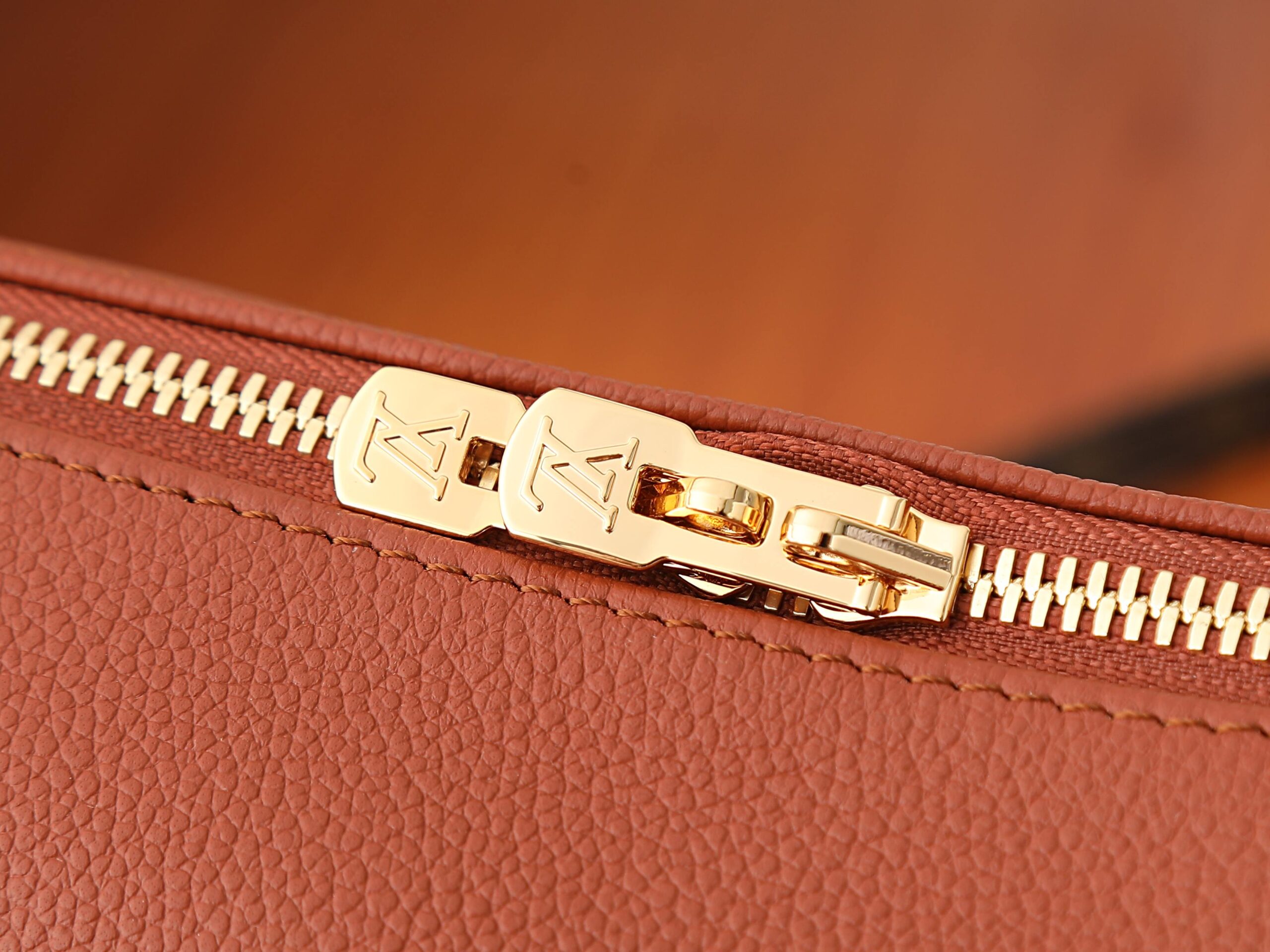 Louis Vuitton Express Small Handbag - Image 6
