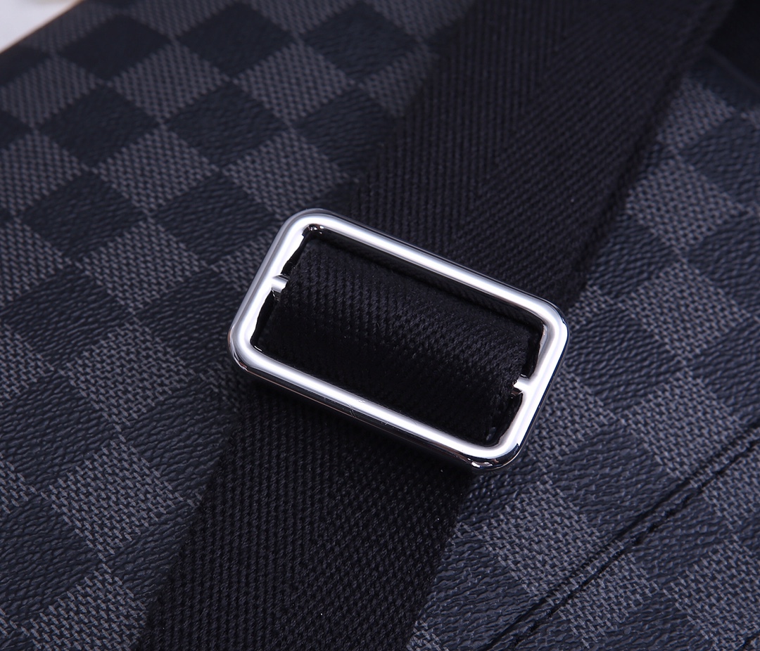 Louis Vuitton District Small Messenger Bag in Damier Graphite Canvas - Image 6