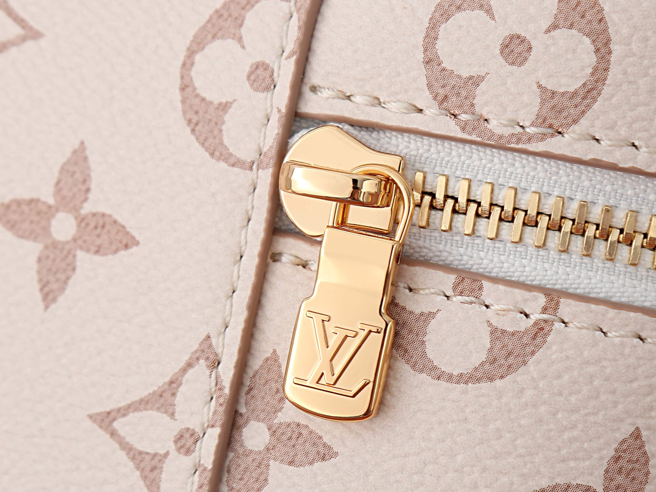Louis Vuitton LV Crafty Vanity Chain Pouch - Image 6