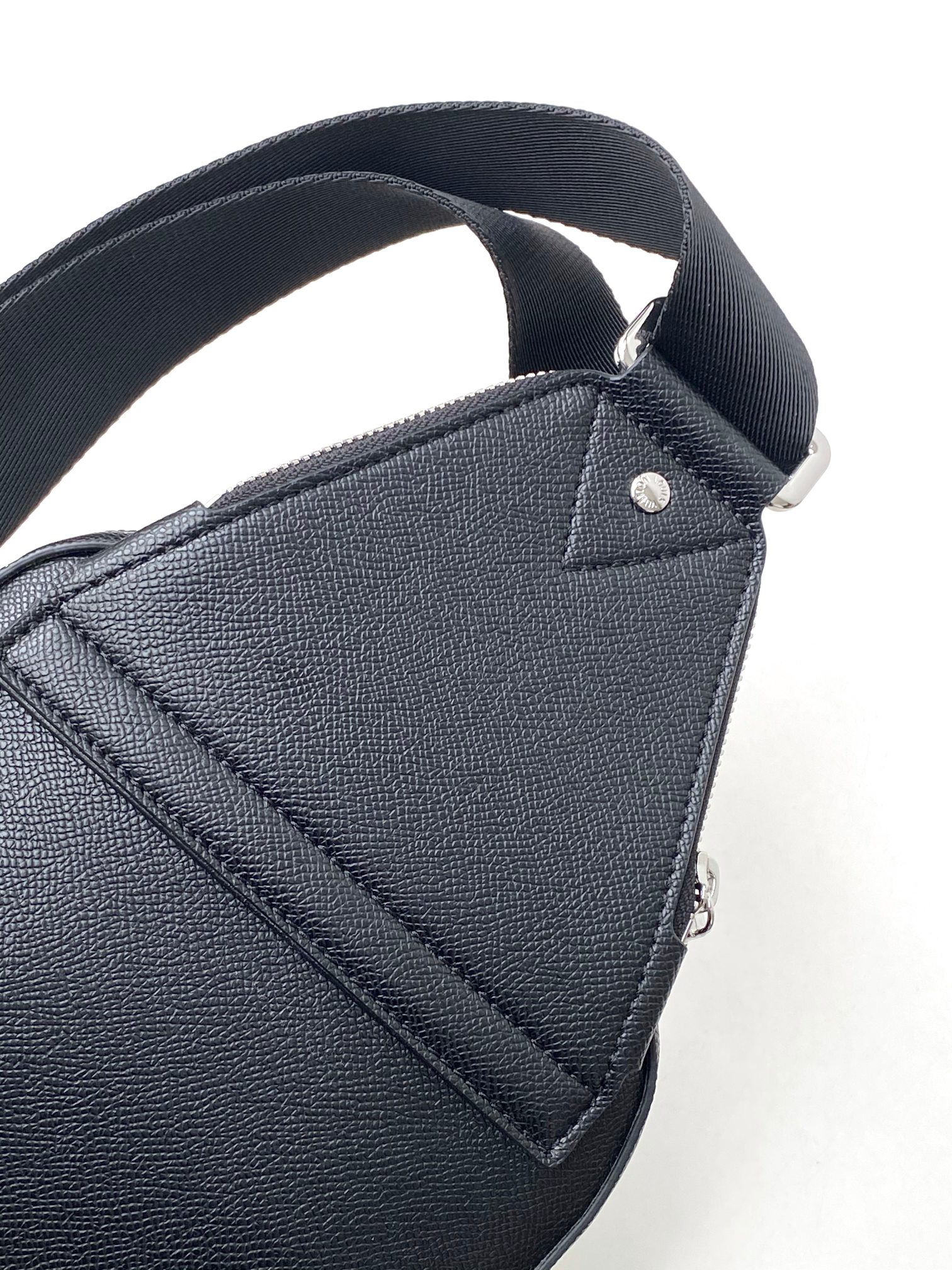 Louis Vuitton Avenue Shoulder Bag in Damier Graphite Canvas - Image 6