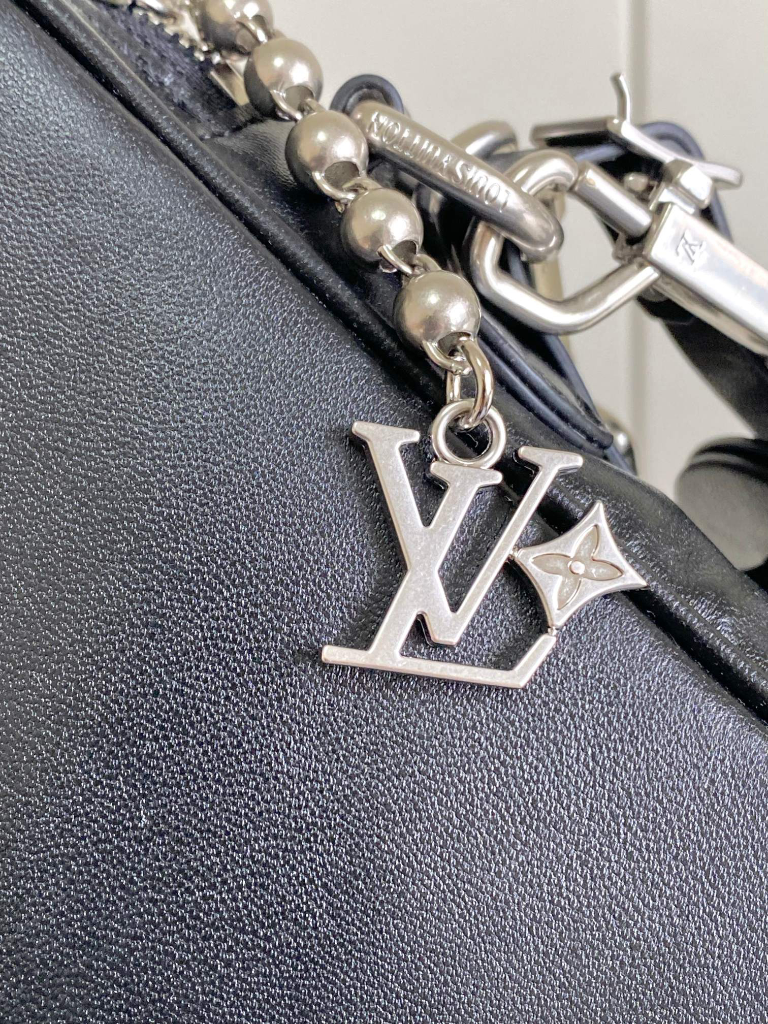 Louis Vuitton Nil Leather Crossbody Bag with LV Embellishment - Image 6