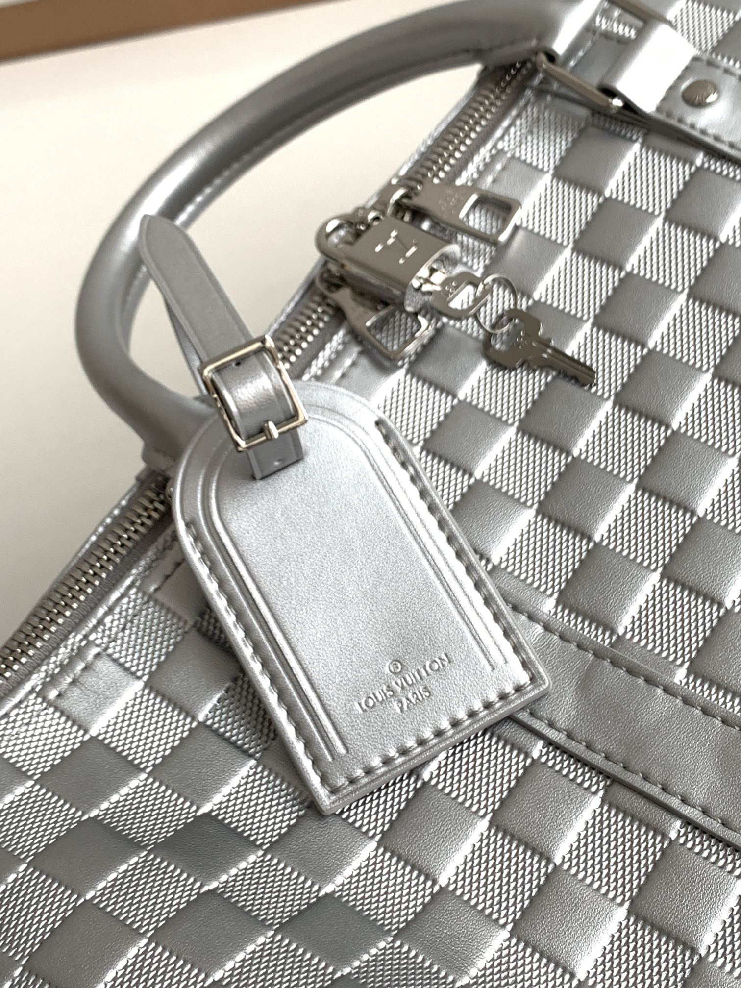Louis Vuitton Keepall Bandoulière 50 Travel Bag in Silver Glitter Damier Leather - Image 6