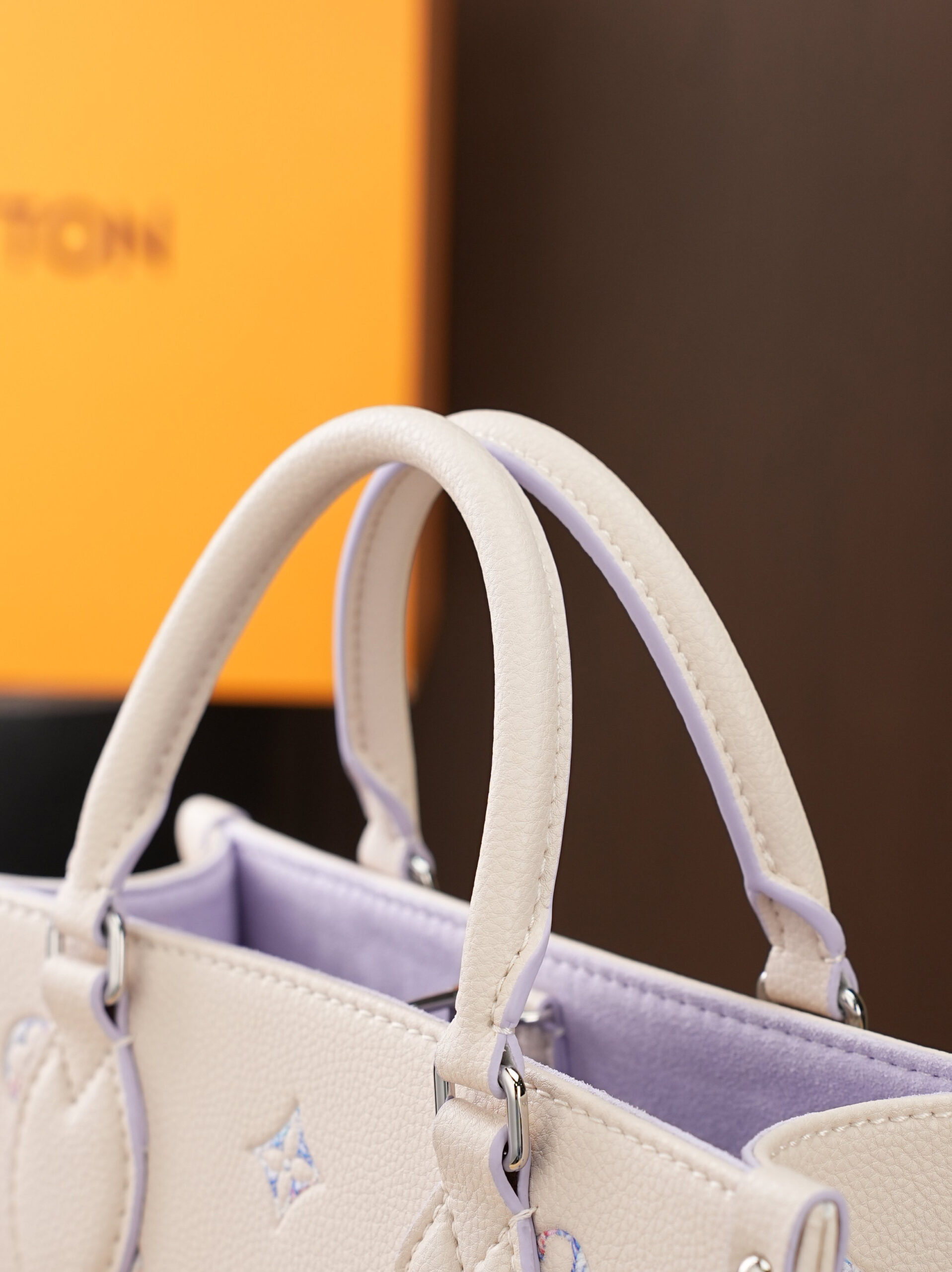Louis Vuitton OnTheGo Small Tote Bag M29976 in White and Purple Embroidered Leather - Image 6