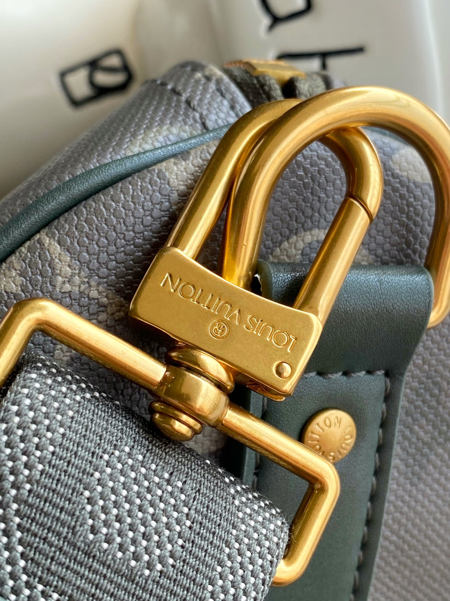 Louis Vuitton Keepall Bandoulière 45 Travel Bag in Green Monogram Surplus Canvas - Image 6