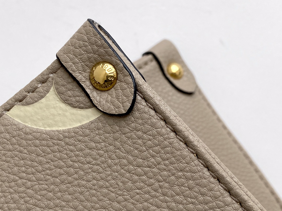 Louis Vuitton Onthego Small Tote Bag - Image 6