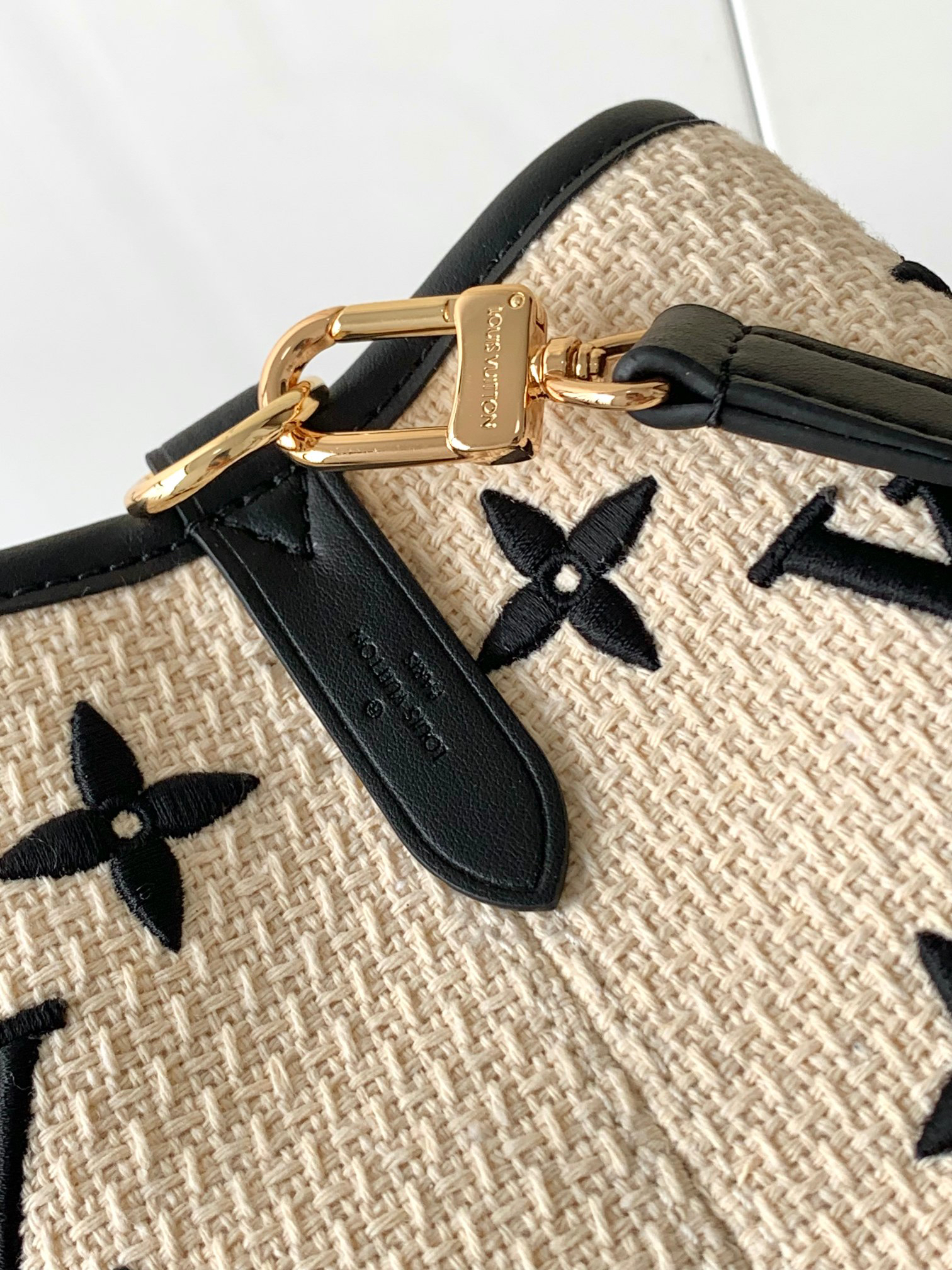 Louis Vuitton M23080 Monogram Embroidered Bucket Bag - Image 6