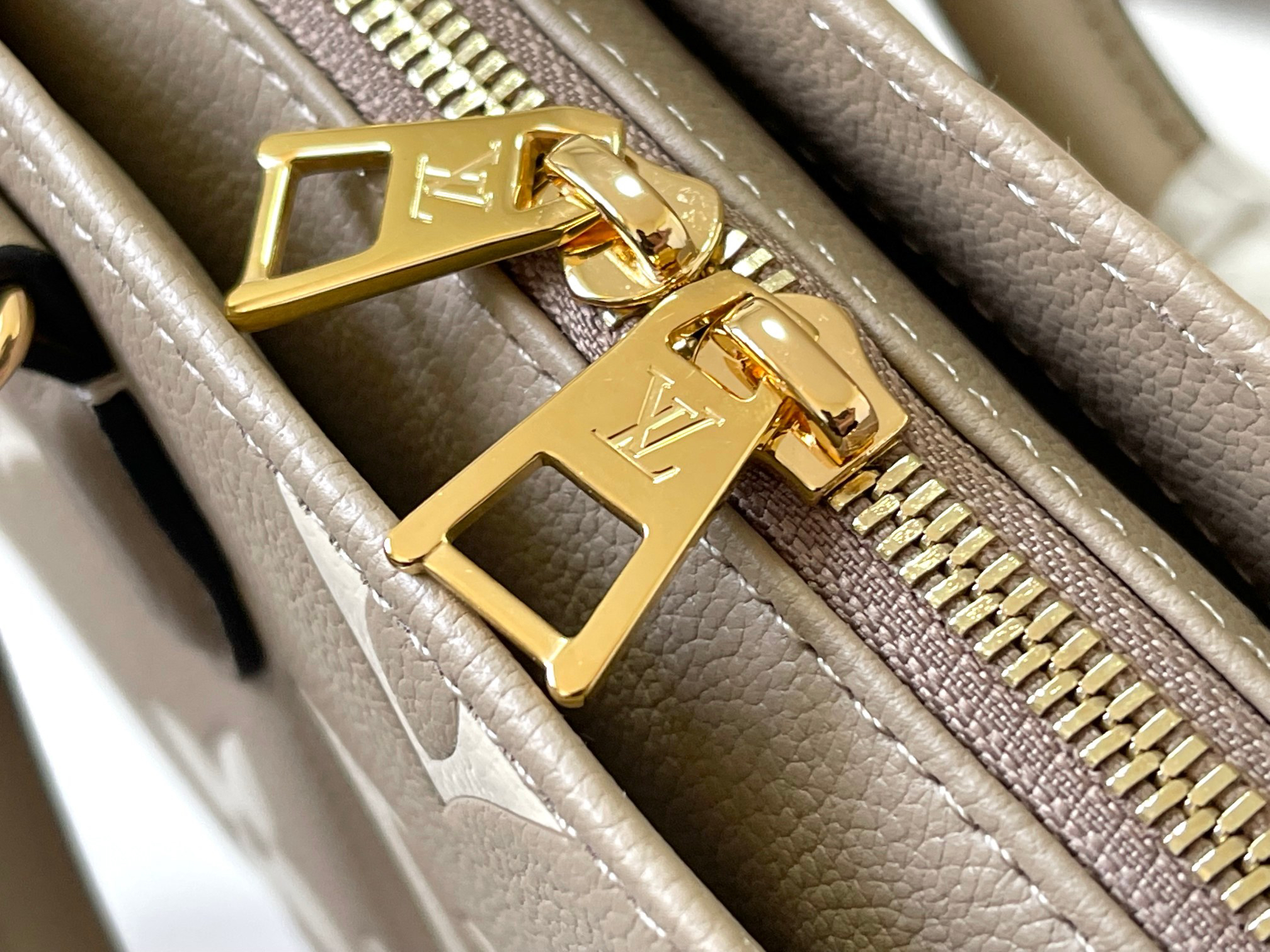 Louis Vuitton OnTheGo East West Handbag in Monogram Empreinte Leather - Image 6