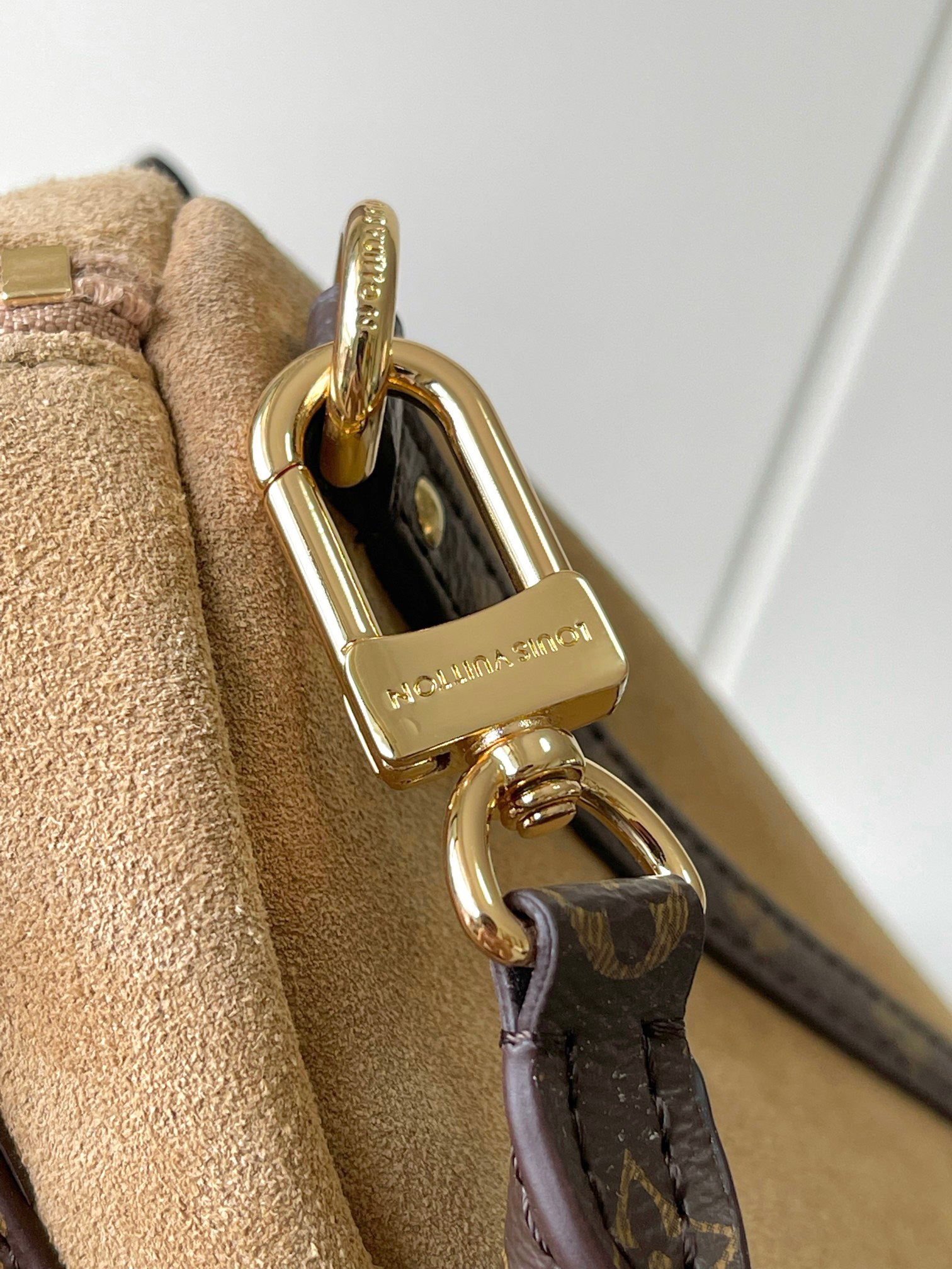 Express Medium Handbag in Apricot - Image 6