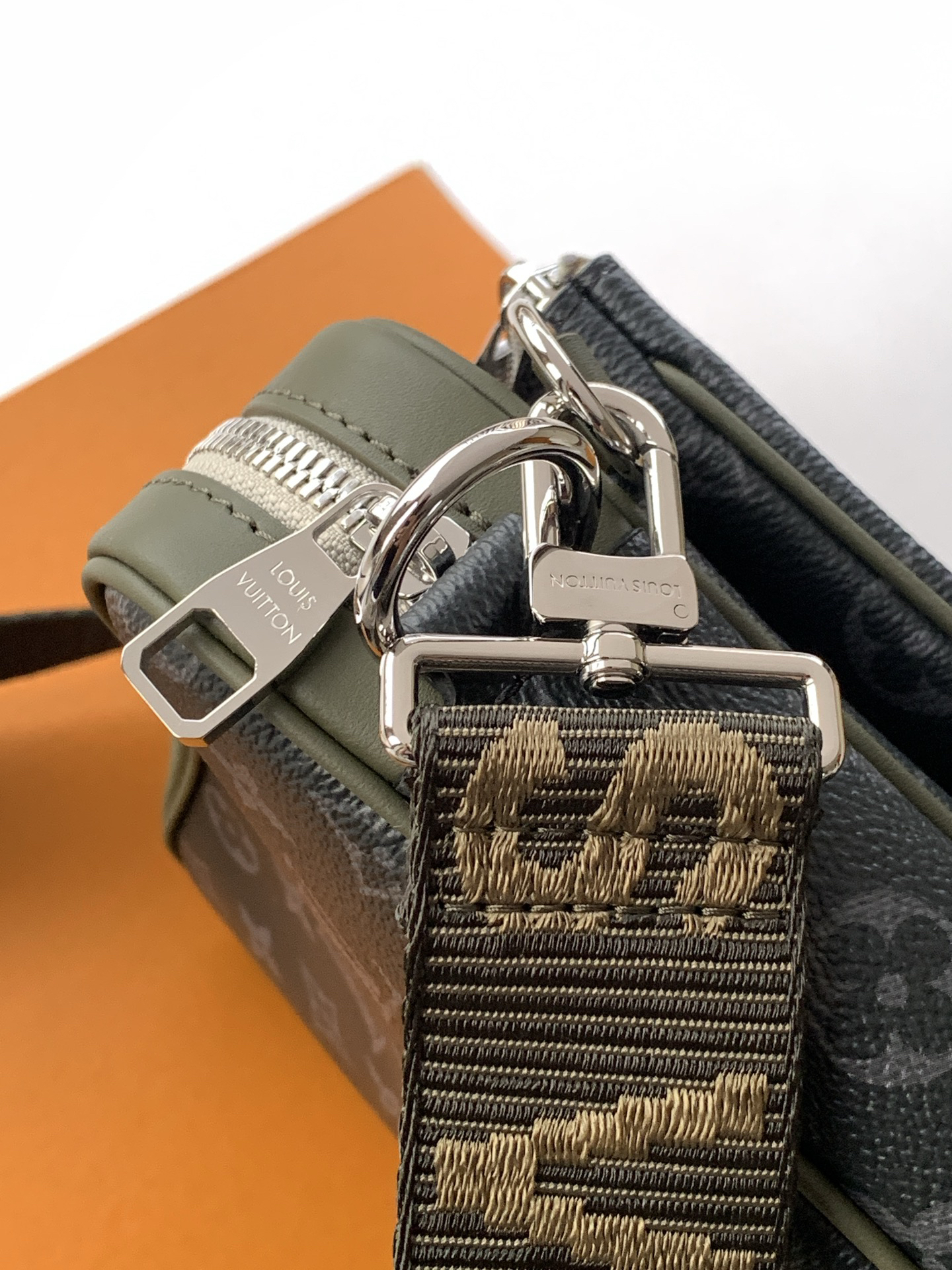 Louis Vuitton M28628 Leather Crossbody Bag - Image 6