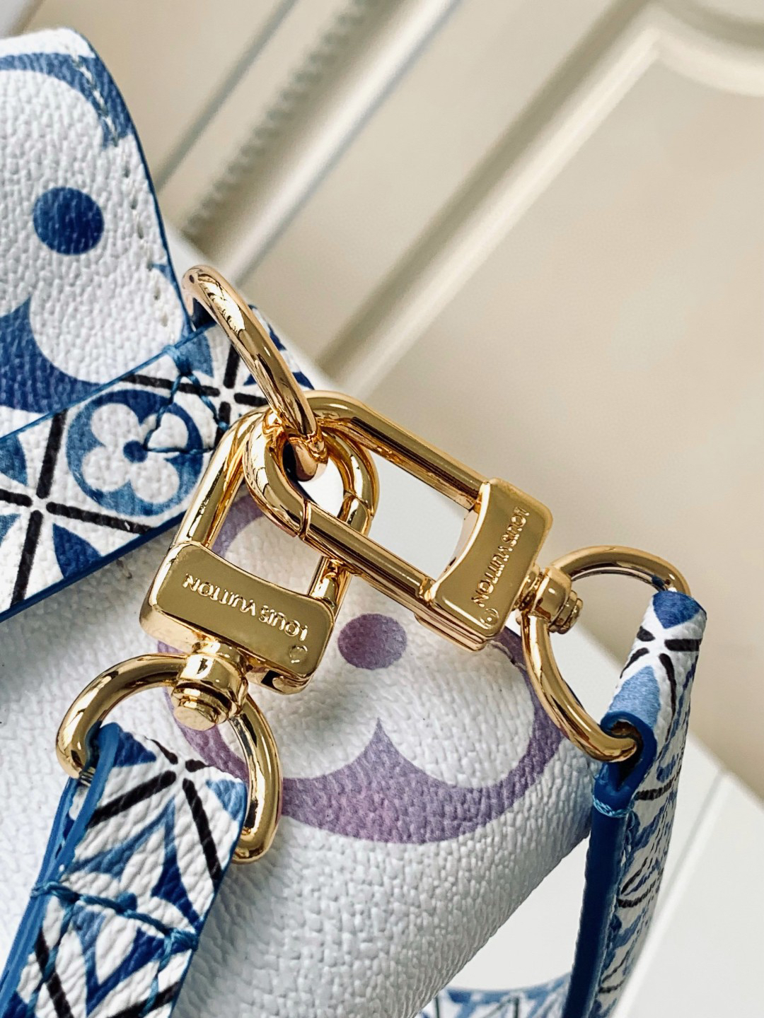 Louis Vuitton NeoNoe Bucket Shoulder Bag in Blue - Image 6