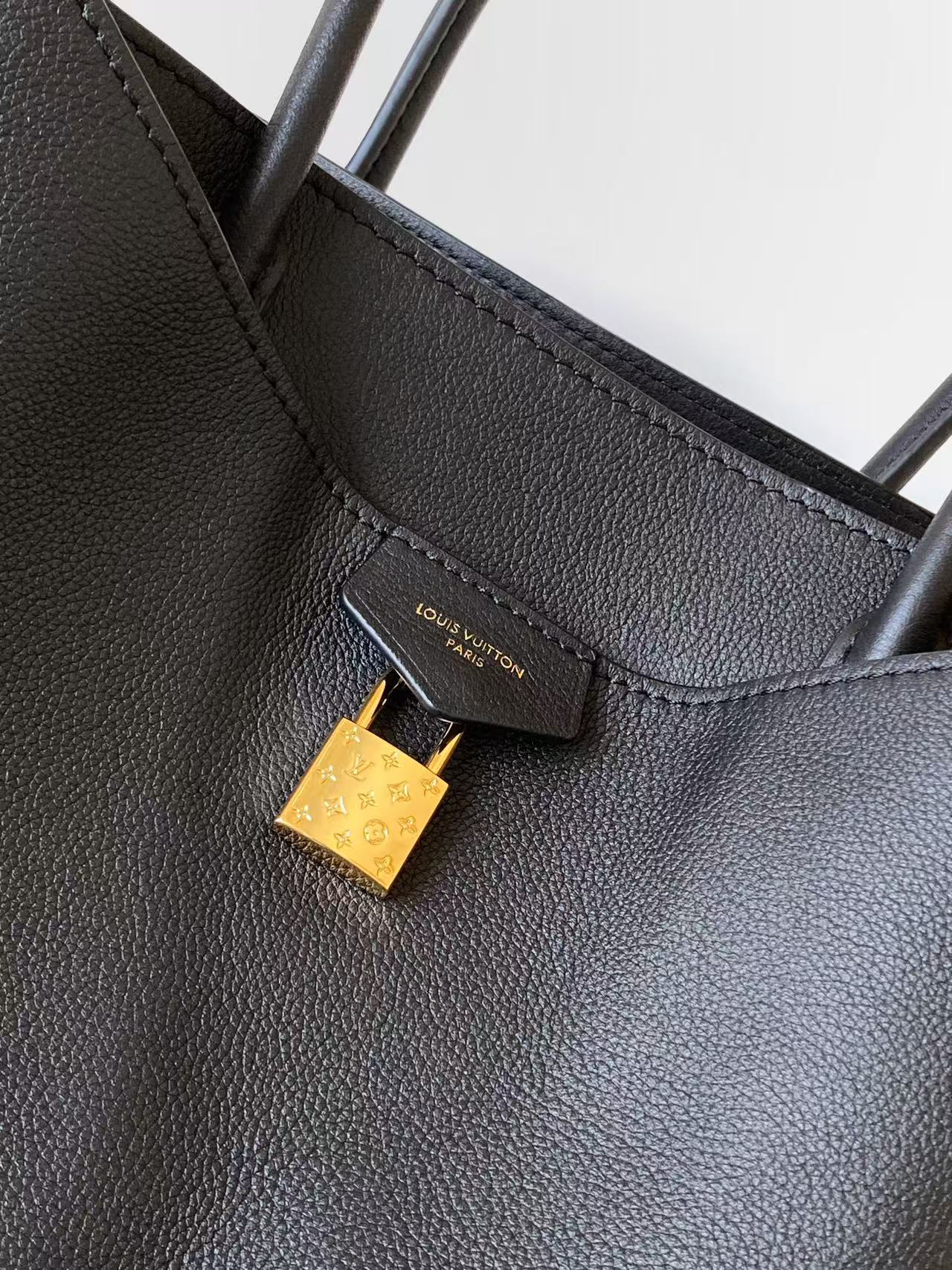 Vendôme Leather Handbag with Adjustable Side Straps - Image 6