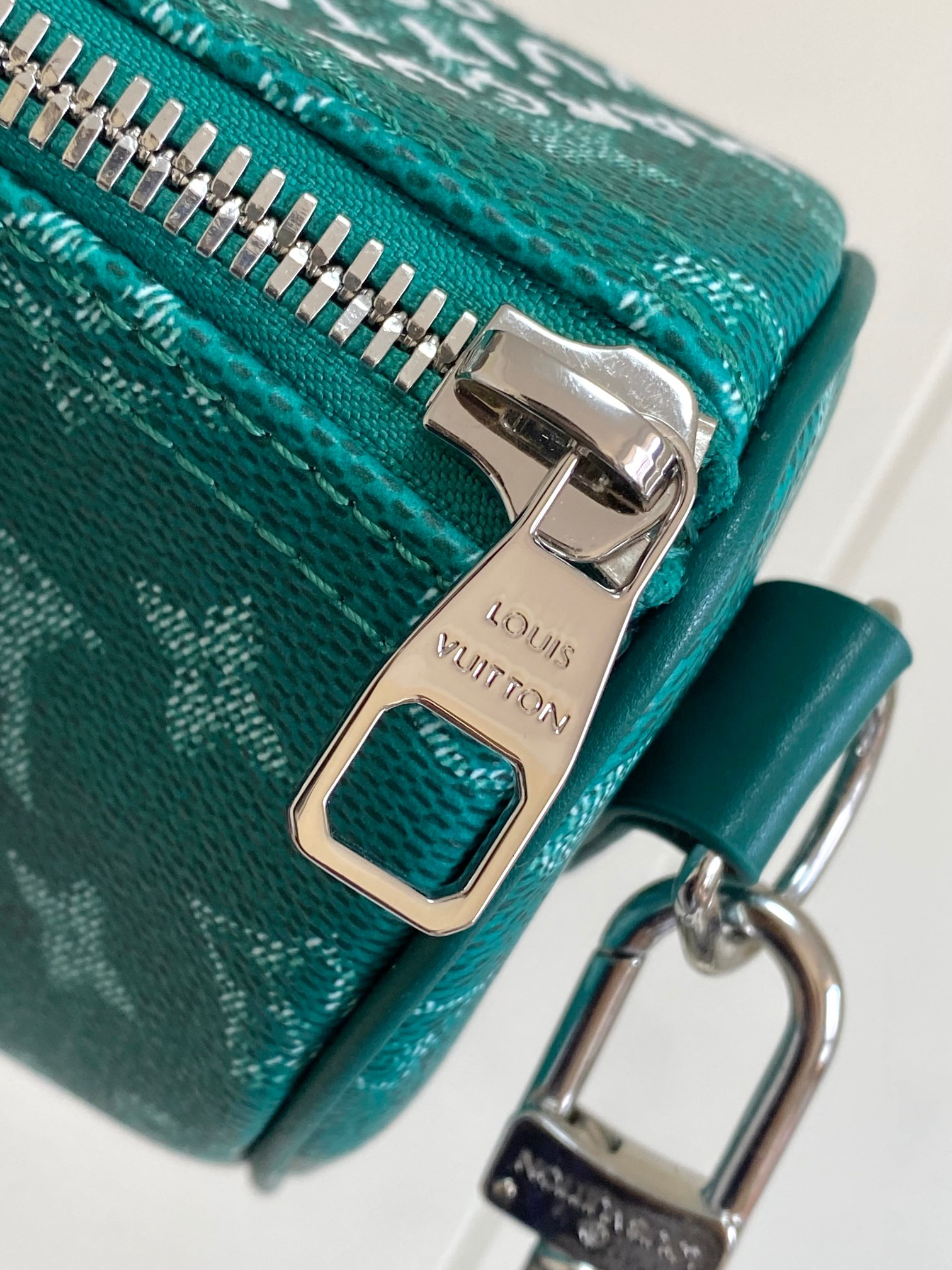 Louis Vuitton Keepall Bandoulière 25 Crossbody Bag - Image 6