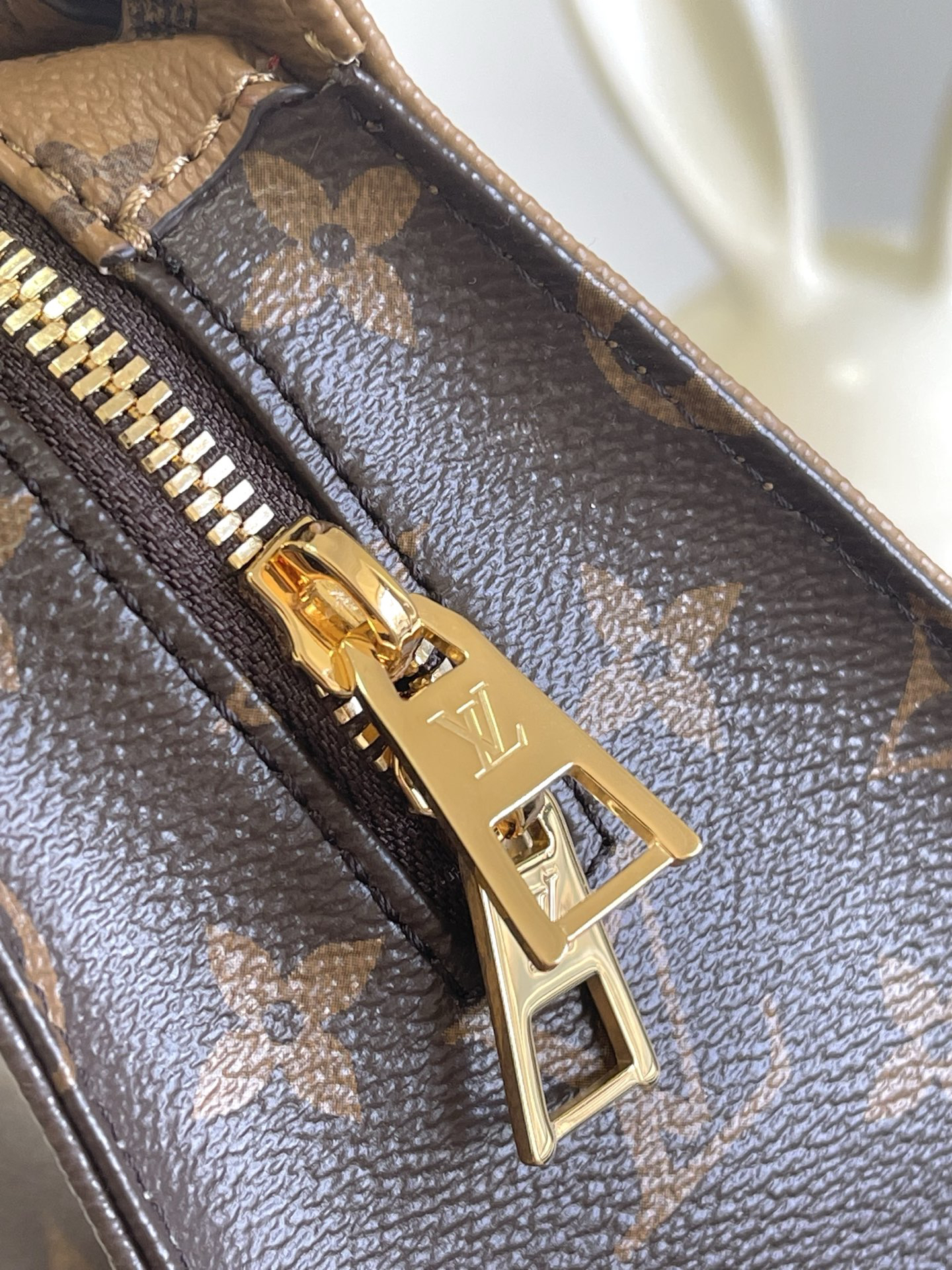 Louis Vuitton OnTheGo East West Bag in Monogram Giant Canvas - Image 6