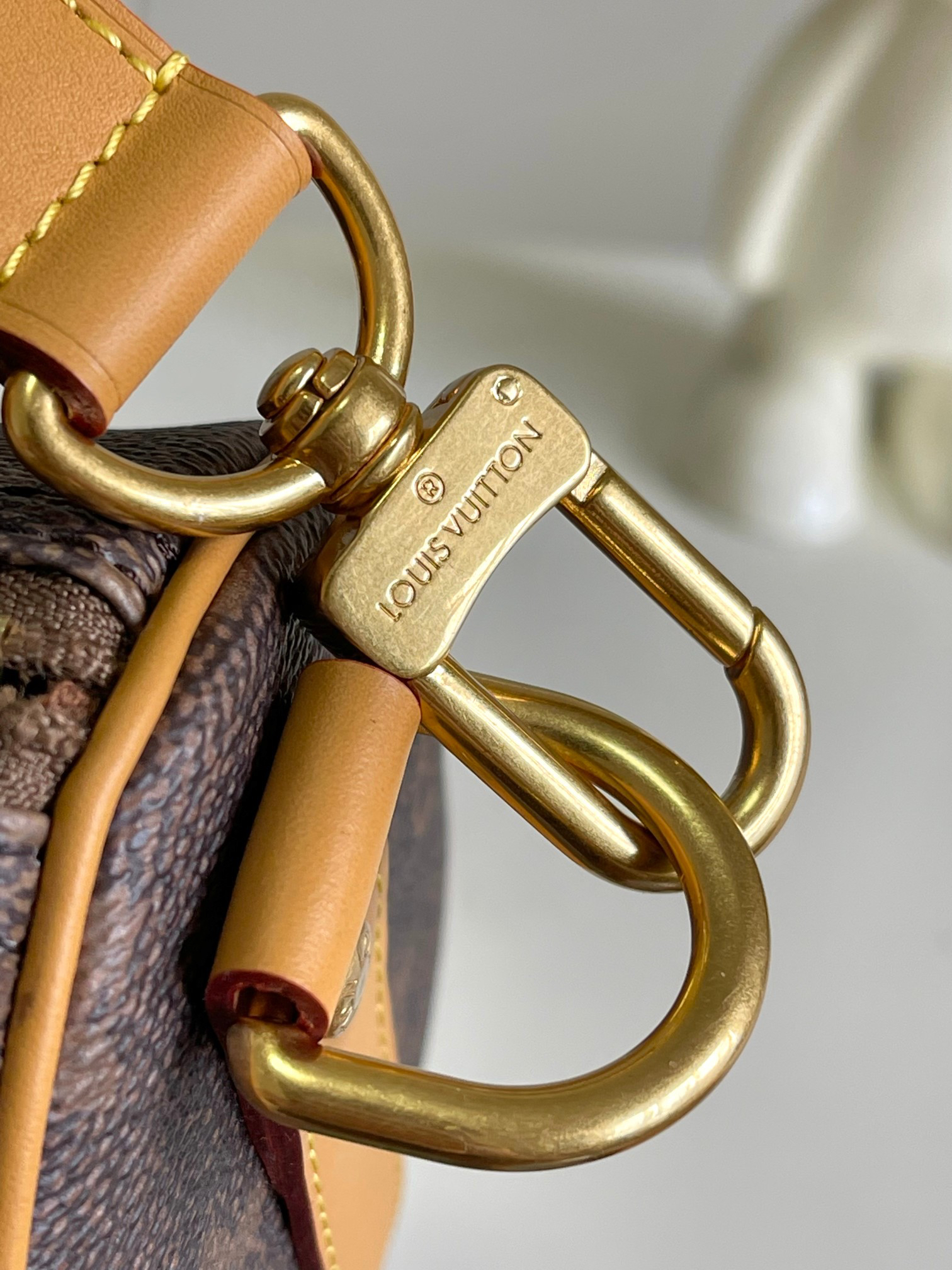 Louis Vuitton Keepall Bandoulière 25 Travel Bag in Monogram Dust Canvas - Image 6