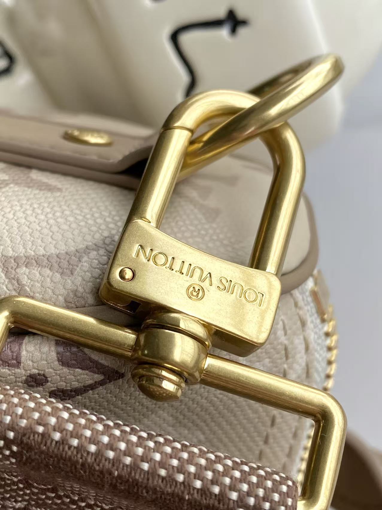 Louis Vuitton Keepall Bandoulière 25 Travel Bag - Image 6