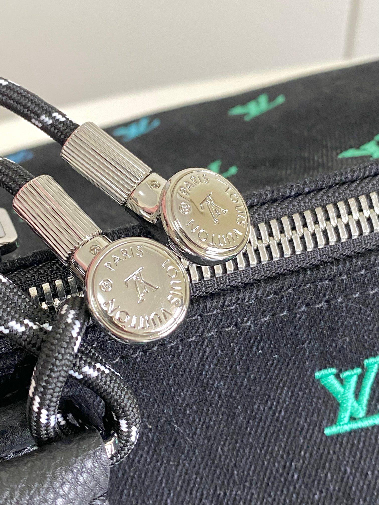 Louis Vuitton Keepall Bandoulière 50 Travel Bag M13966 in Black LV Blason Denim - Image 6