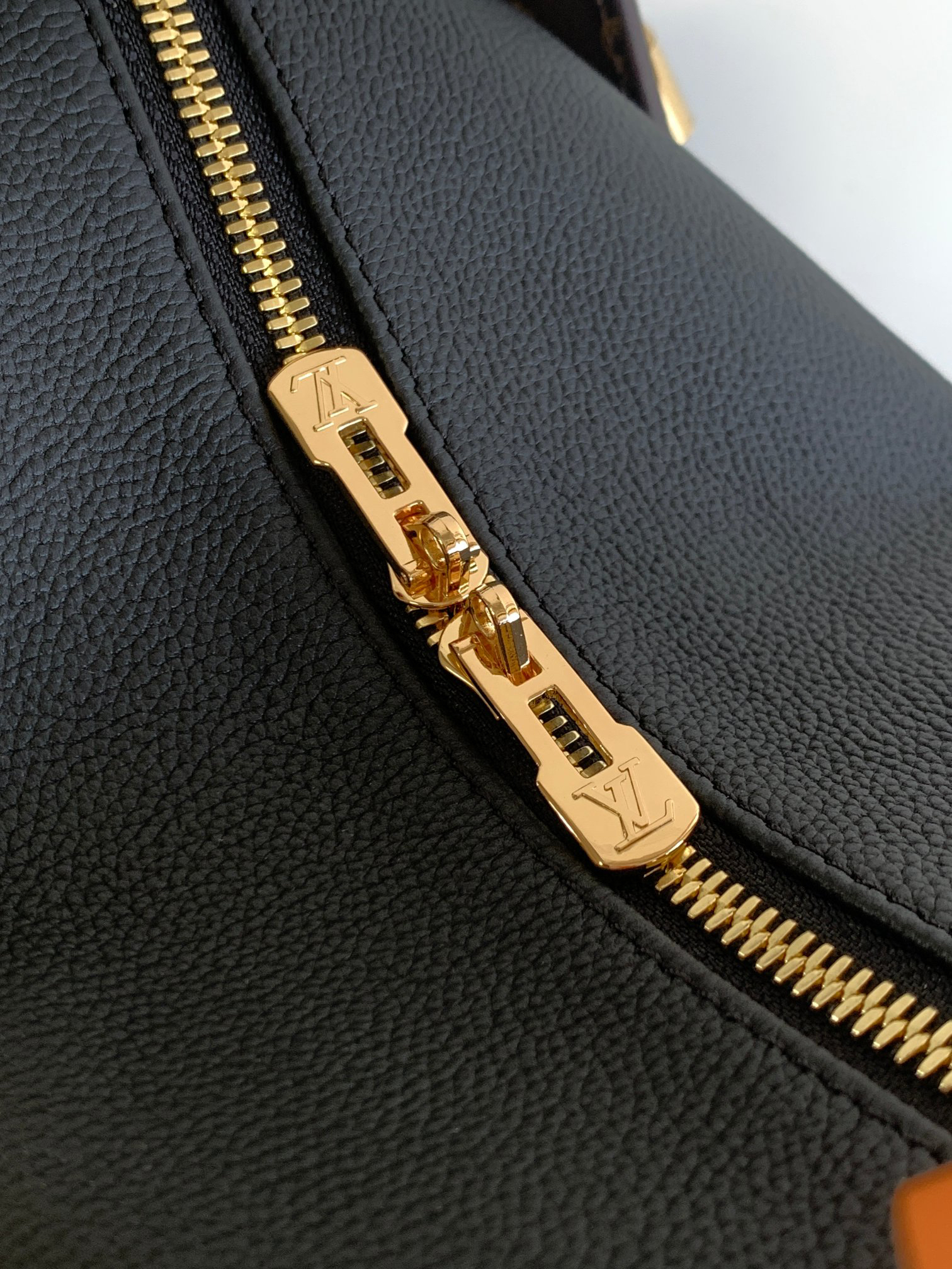 Express Small Handbag in Cowhide Leather - Image 6