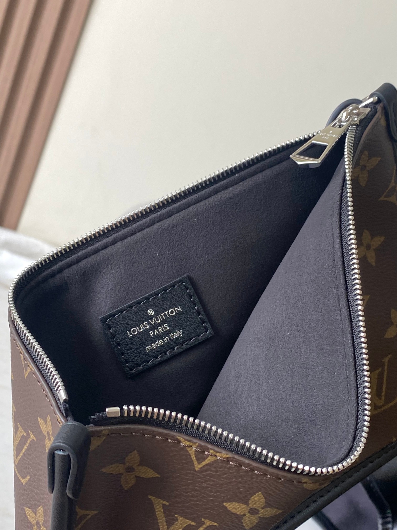 Carryall Dark Medium Handbag - Image 6